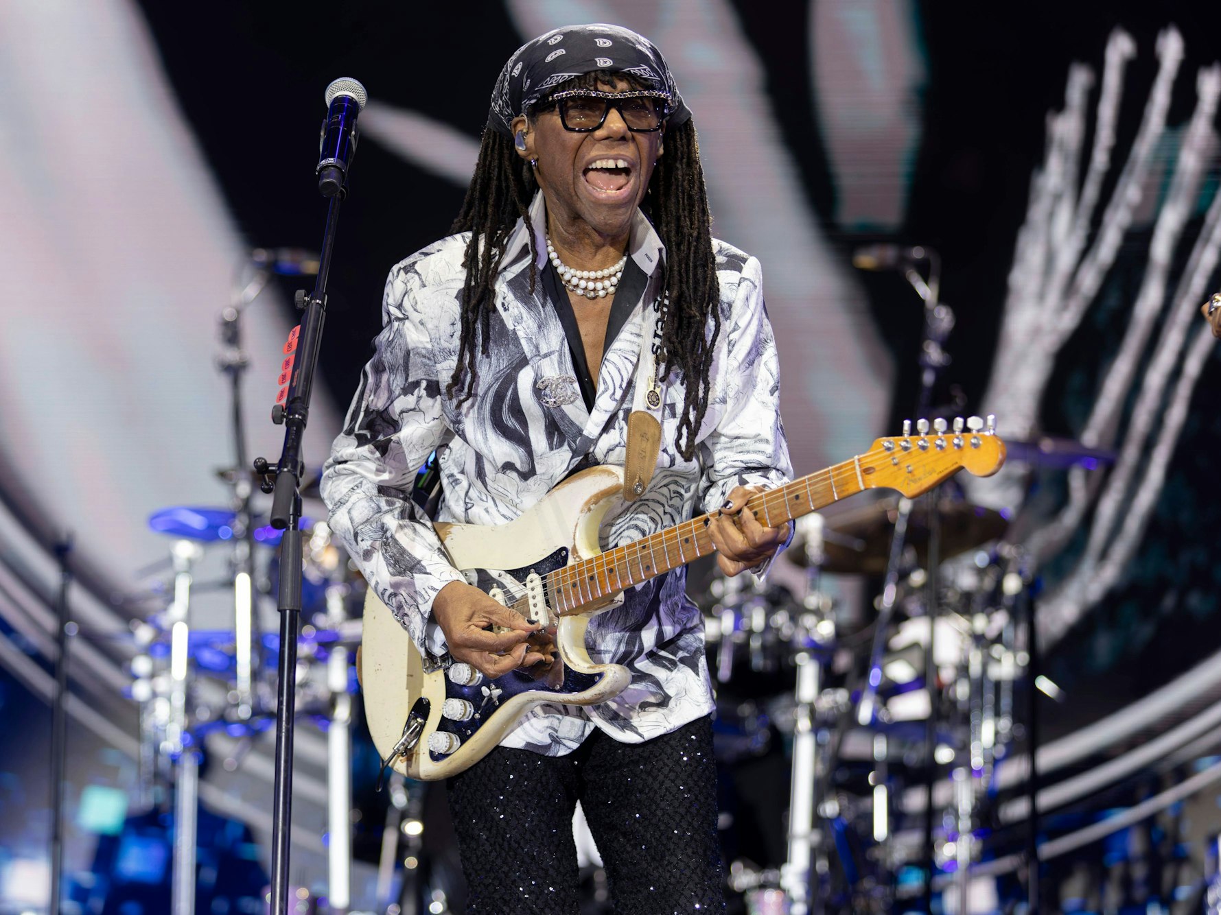 Nile Rodgers beim Auftritt mit Chic auf der Bühne.