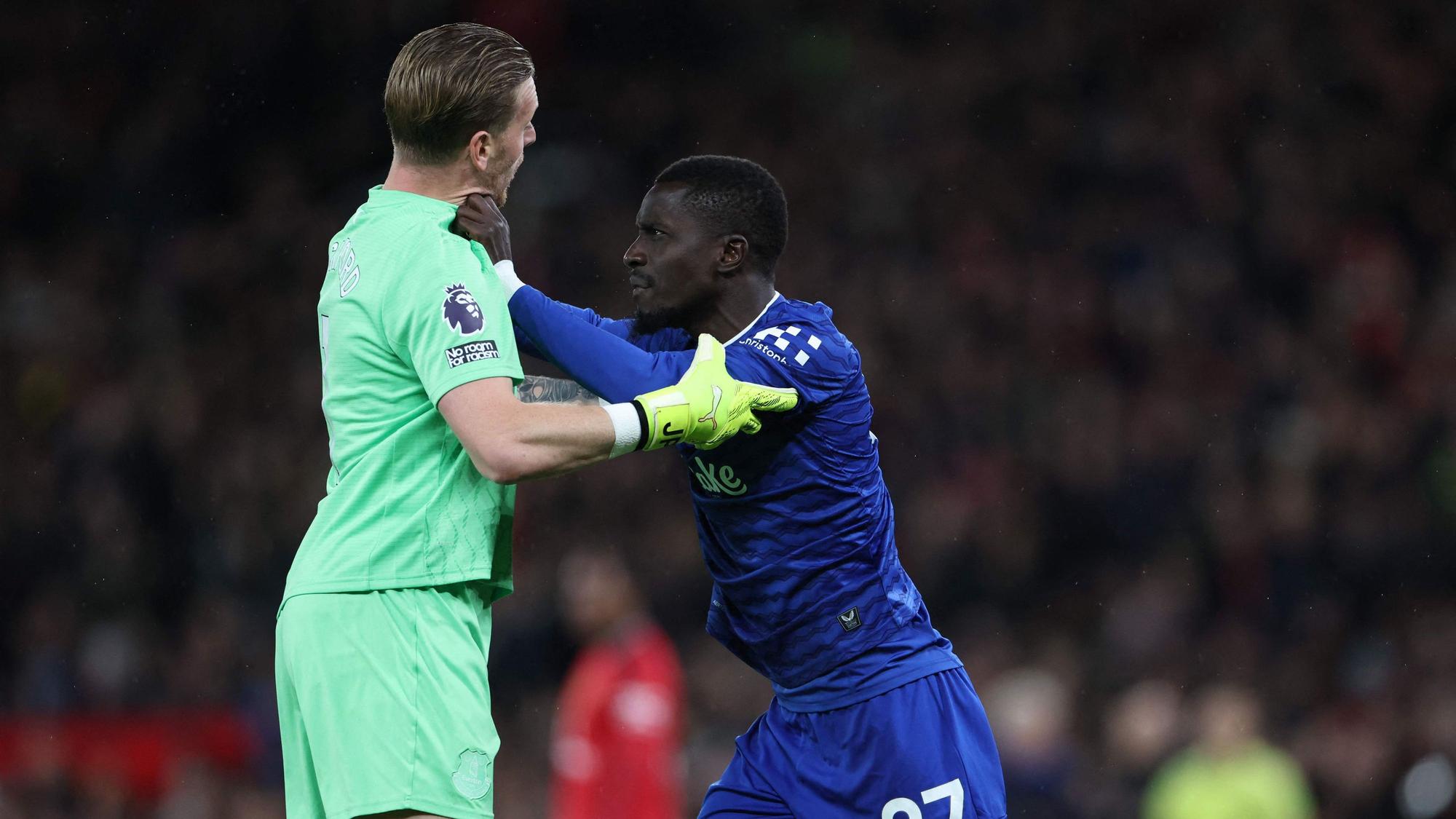 Evertons Keeper Jordan Pickford hatte größte Mühe, Idrissa Gueye zu beruhigen.