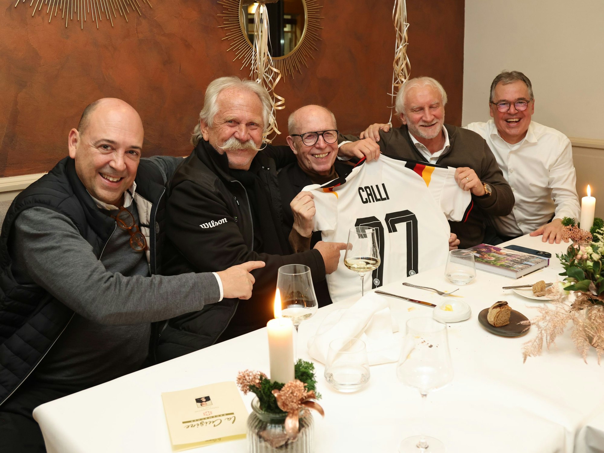 Reiner Calmund erhielt ein Trikot zum Geburtstag. Fernando Carro, Henning Krautmacher, Rudi Völler und Andreas Rettig feierten mit ihm.