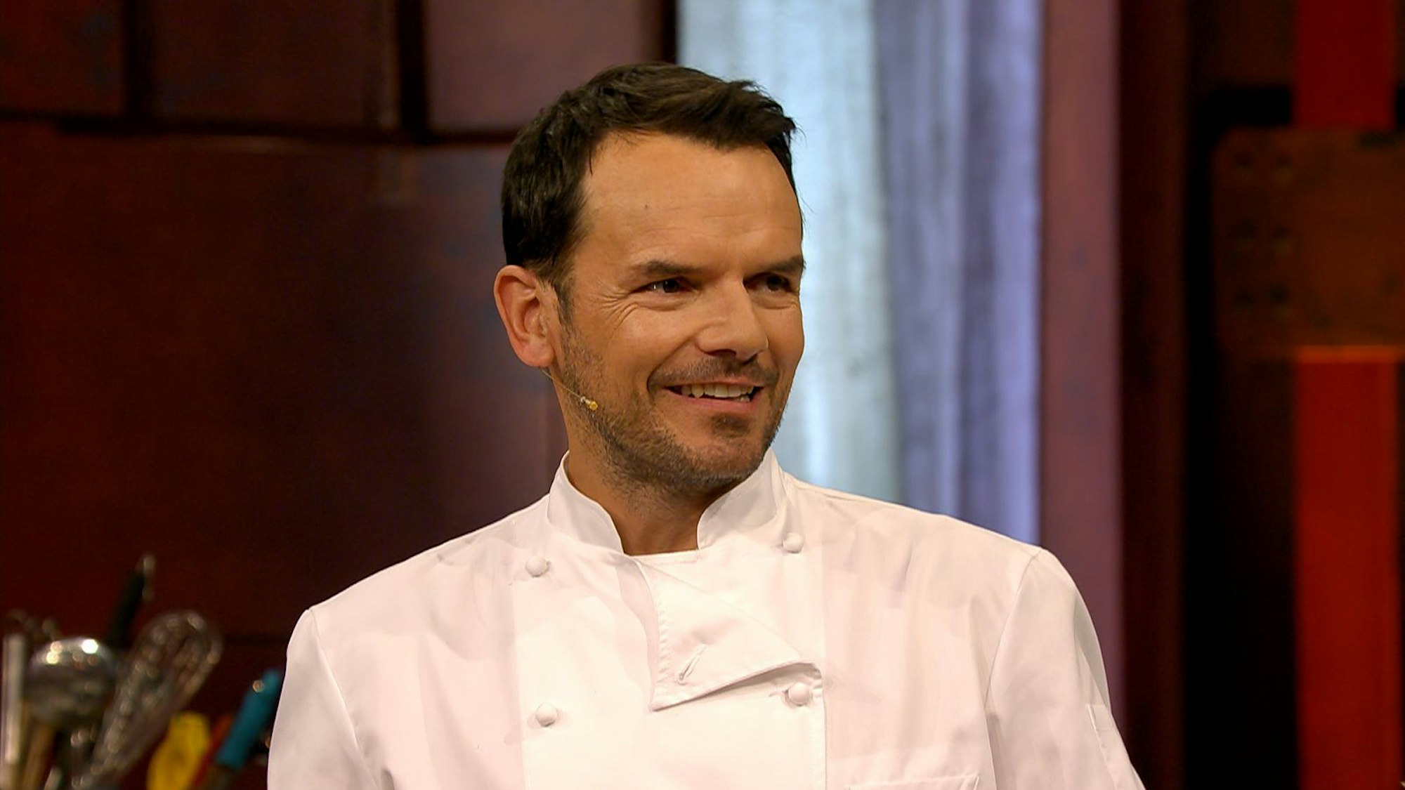 Steffen Henssler fordert bei „Europa grillt den Henssler“ (VOX) in vier Sendungen 16 europäische Länder zum Kochduell. (Bild: RTL)