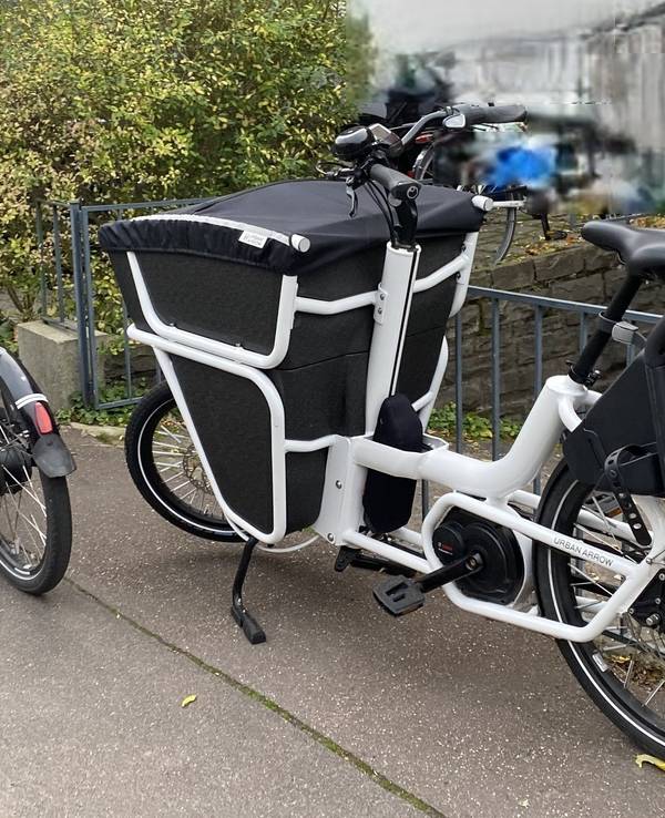 Zwei Lastenräder stehen auf einem Gehweg, sodass kein Durchkommen mehr ist.