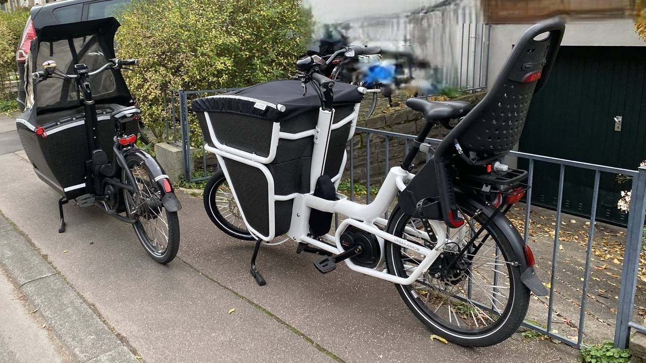 Zwei Lastenräder stehen auf einem Gehweg, sodass kein Durchkommen mehr ist.