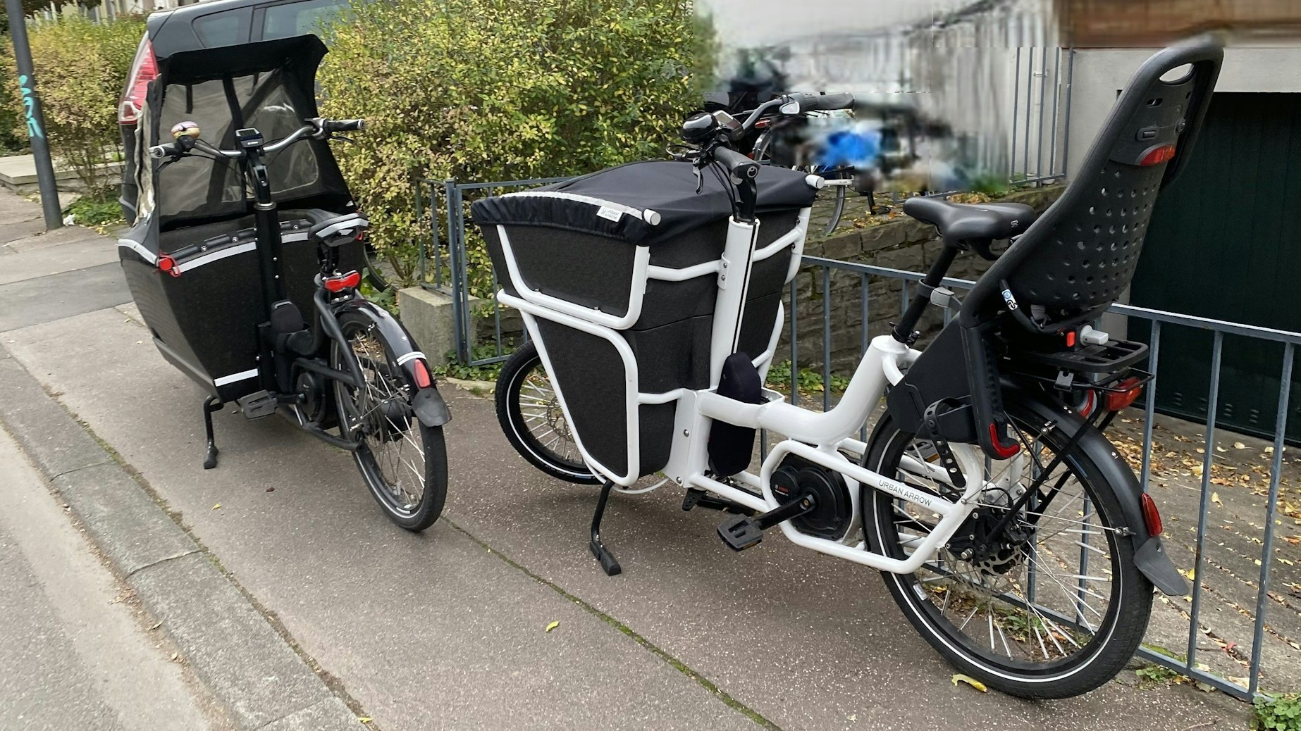 Zwei Lastenräder stehen auf einem Gehweg, sodass kein Durchkommen mehr ist.