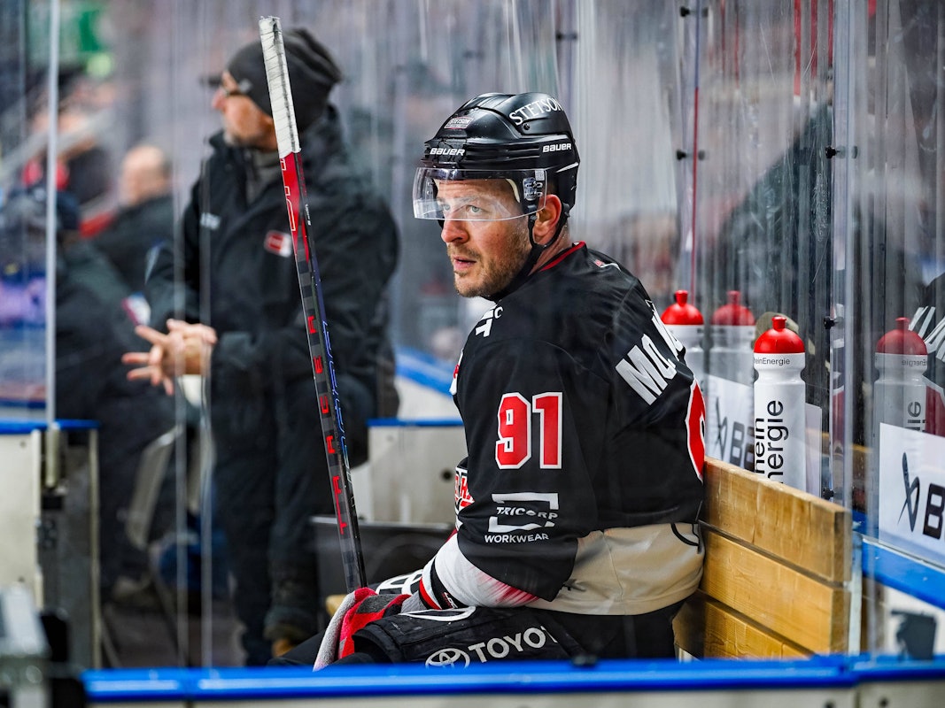 KEC-Kapitän Moritz Müller sitzt beim Spiel gegen Schwenningen auf der Strafbank. Wegen einer Verletzung fehlt der 39-Jährige für die kommenden Aufgaben.