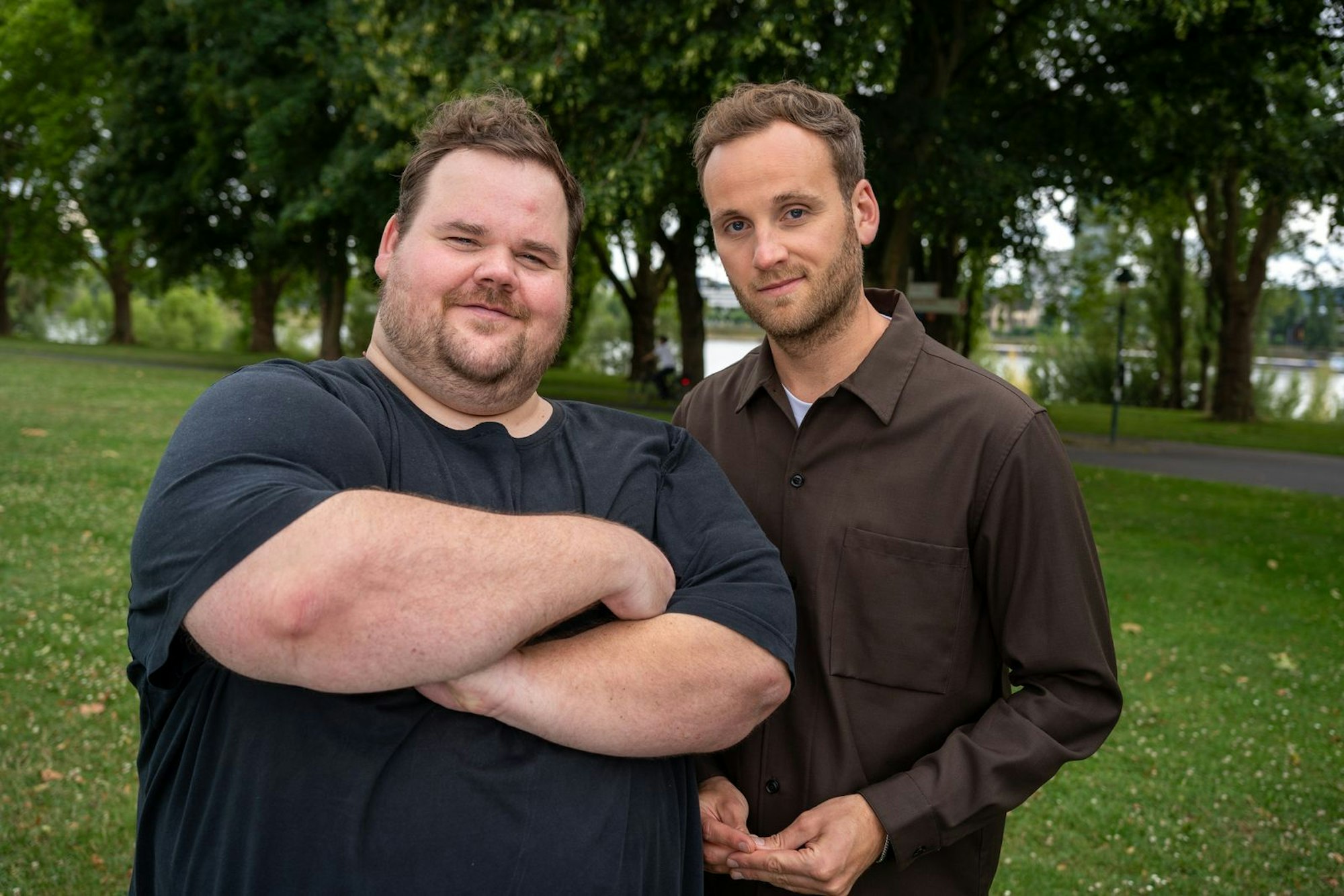 Personaltrainer Torsten Prix (links) spricht mit Psychologe Leon Windscheid über seine Esssucht. (Bild: ZDF / Marius Fuchtmann)