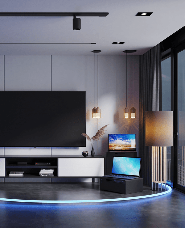 Wohnzimmer mit TV, Laptop, Lautsprecher und alle eingeschaltet.