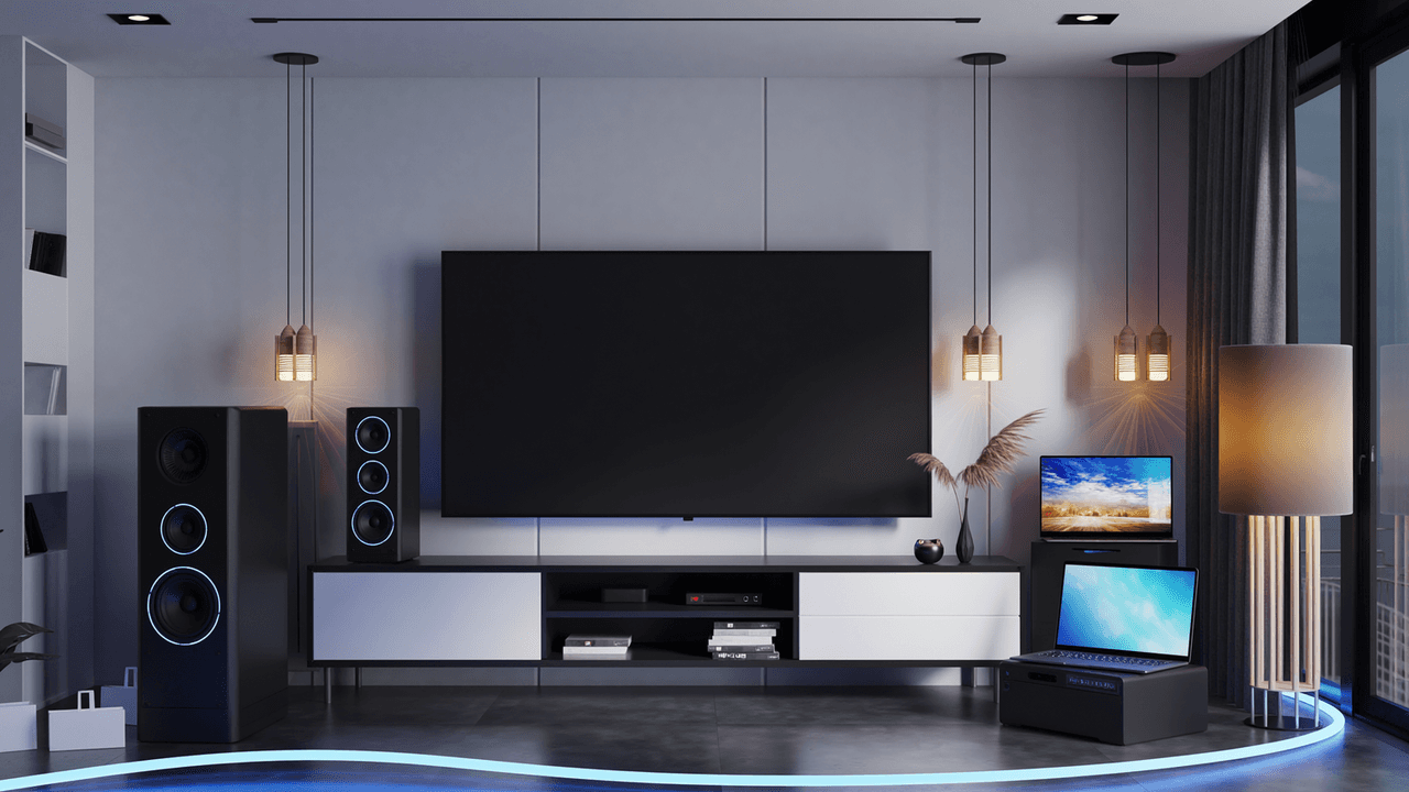 Wohnzimmer mit TV, Laptop, Lautsprecher und alle eingeschaltet.