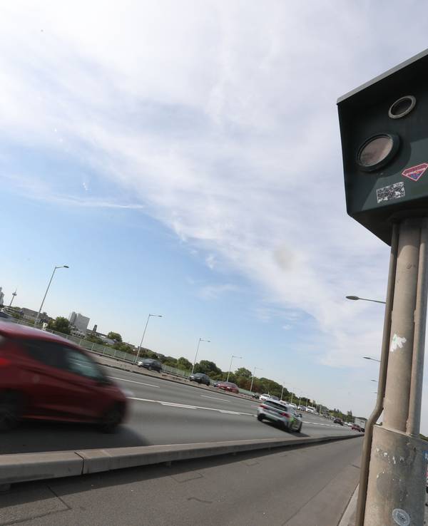 Ein Auto fährt auf der Kölner Zoobrücke an einem Gerät zur Geschiwndigkeitsmessung vorbei.
