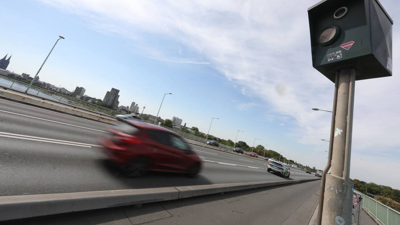 Ein Auto fährt auf der Kölner Zoobrücke an einem Gerät zur Geschiwndigkeitsmessung vorbei.