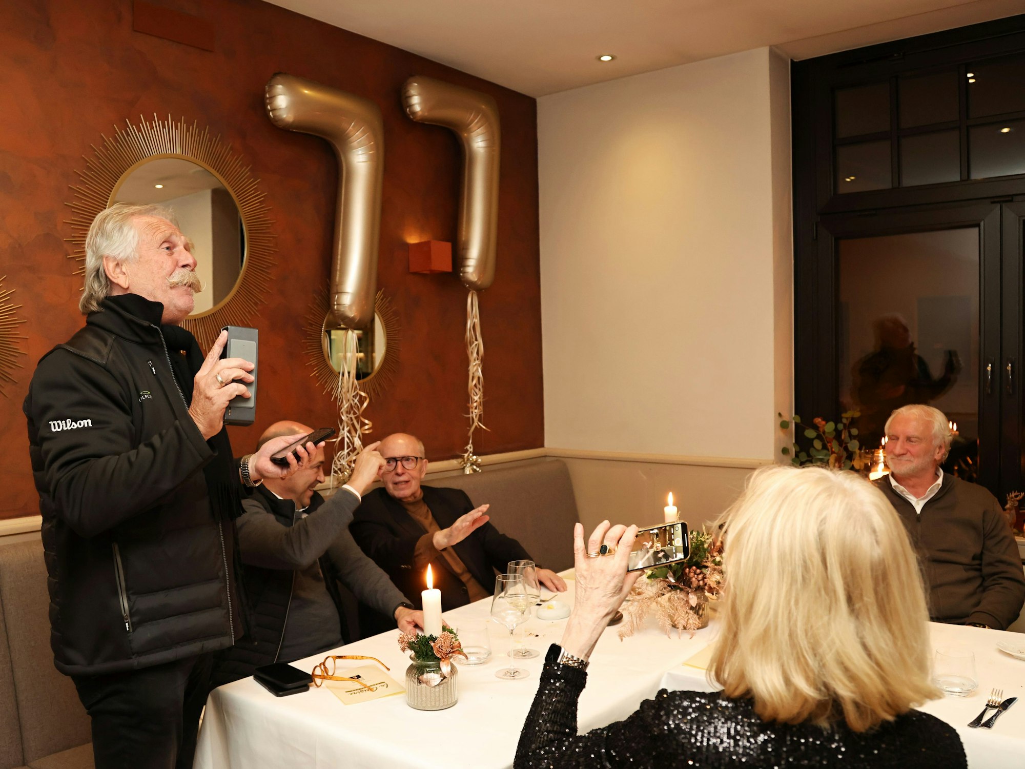 Henning Krautmacher singt für Reiner Calmund im Lokal.