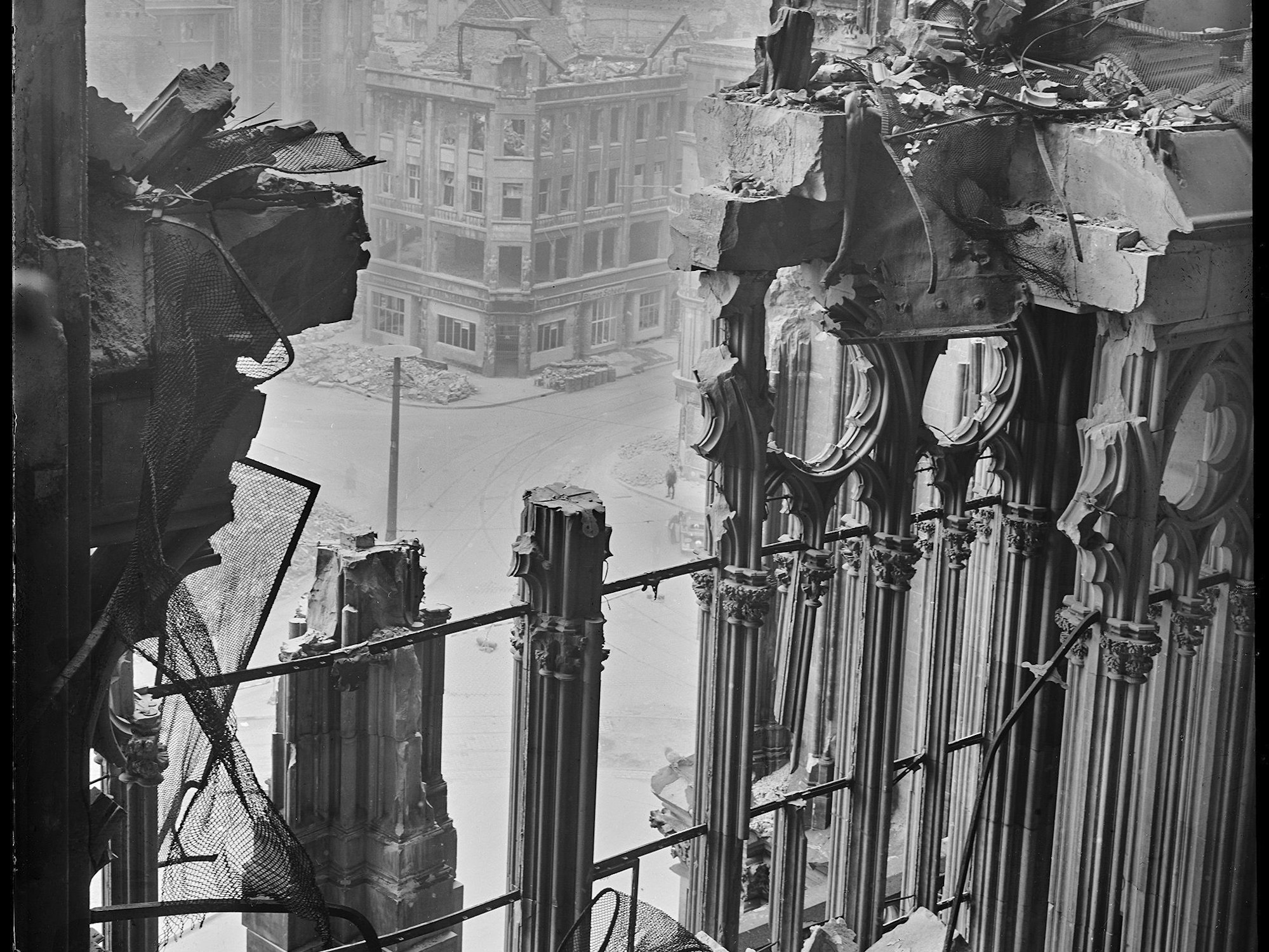Blick aus dem zerstörten Kölner Dom auf die Stadt nach Nordwesten.