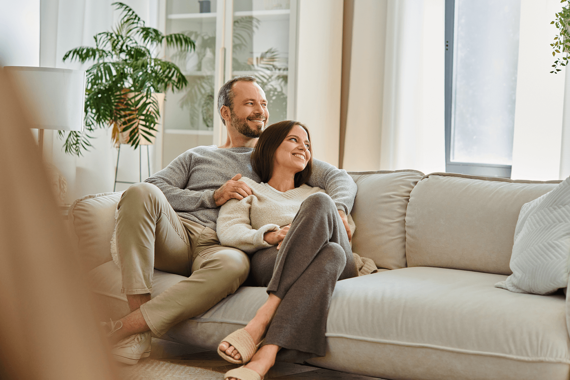 Mann und Frau sitzen auf Couch.