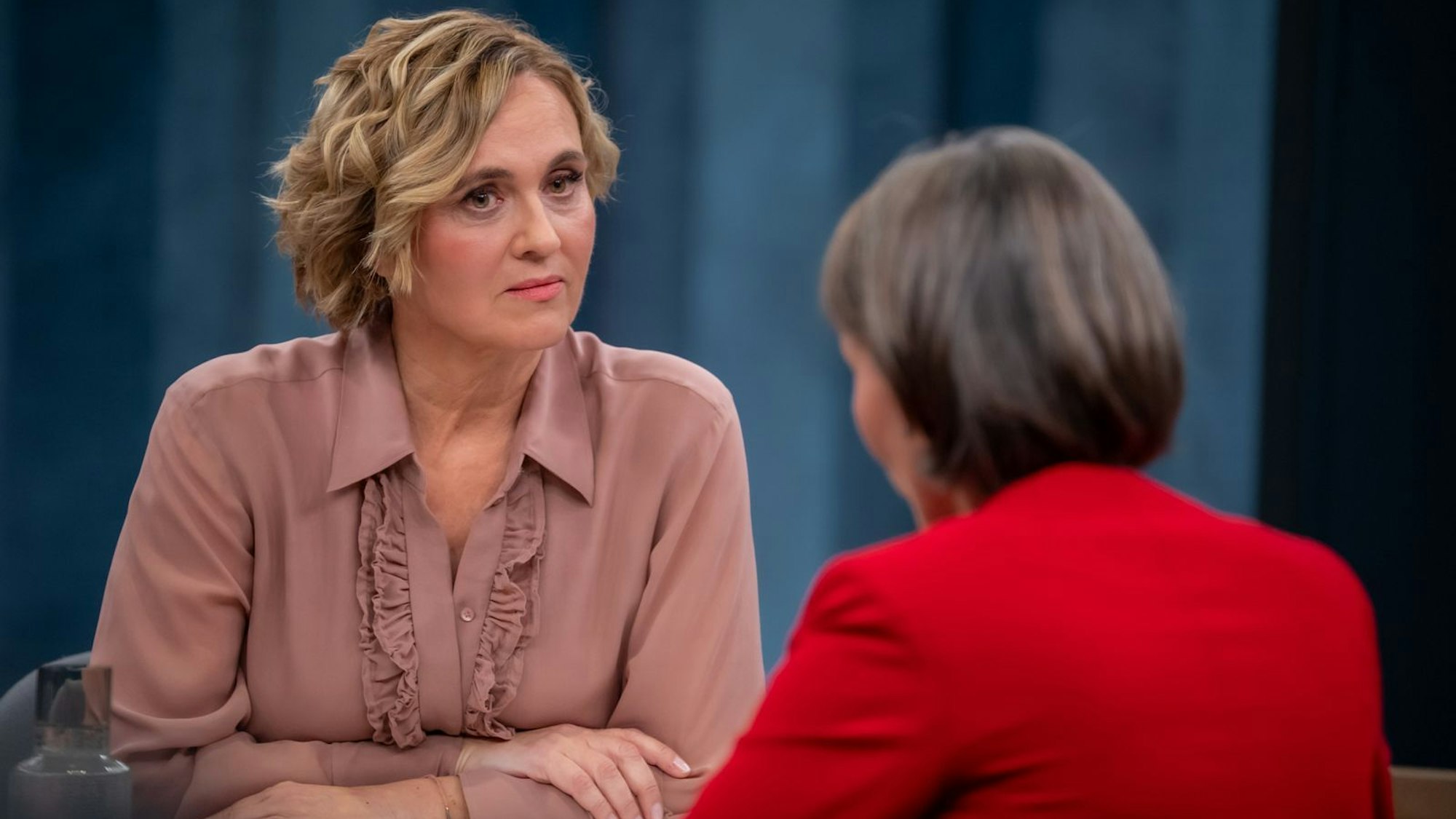 Caren Miosga endete kurzfristig das Thema ihrer Sendung am Sonntag. (Bild: ARD/Thomas Ernst)