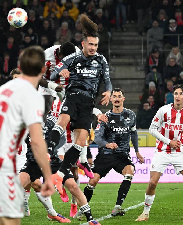 Arthur Theate gewinnt das Kopfball-Duell mit Ragnar Ache.