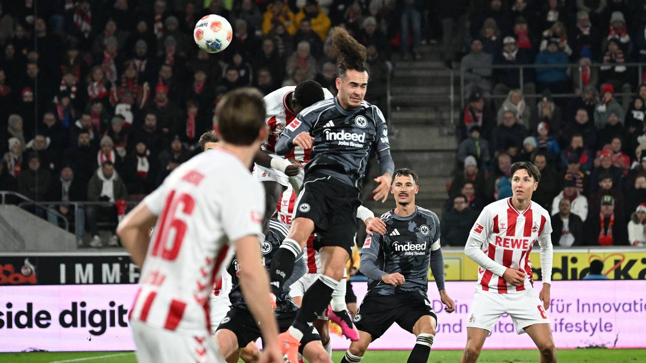 Arthur Theate gewinnt das Kopfball-Duell mit Ragnar Ache.