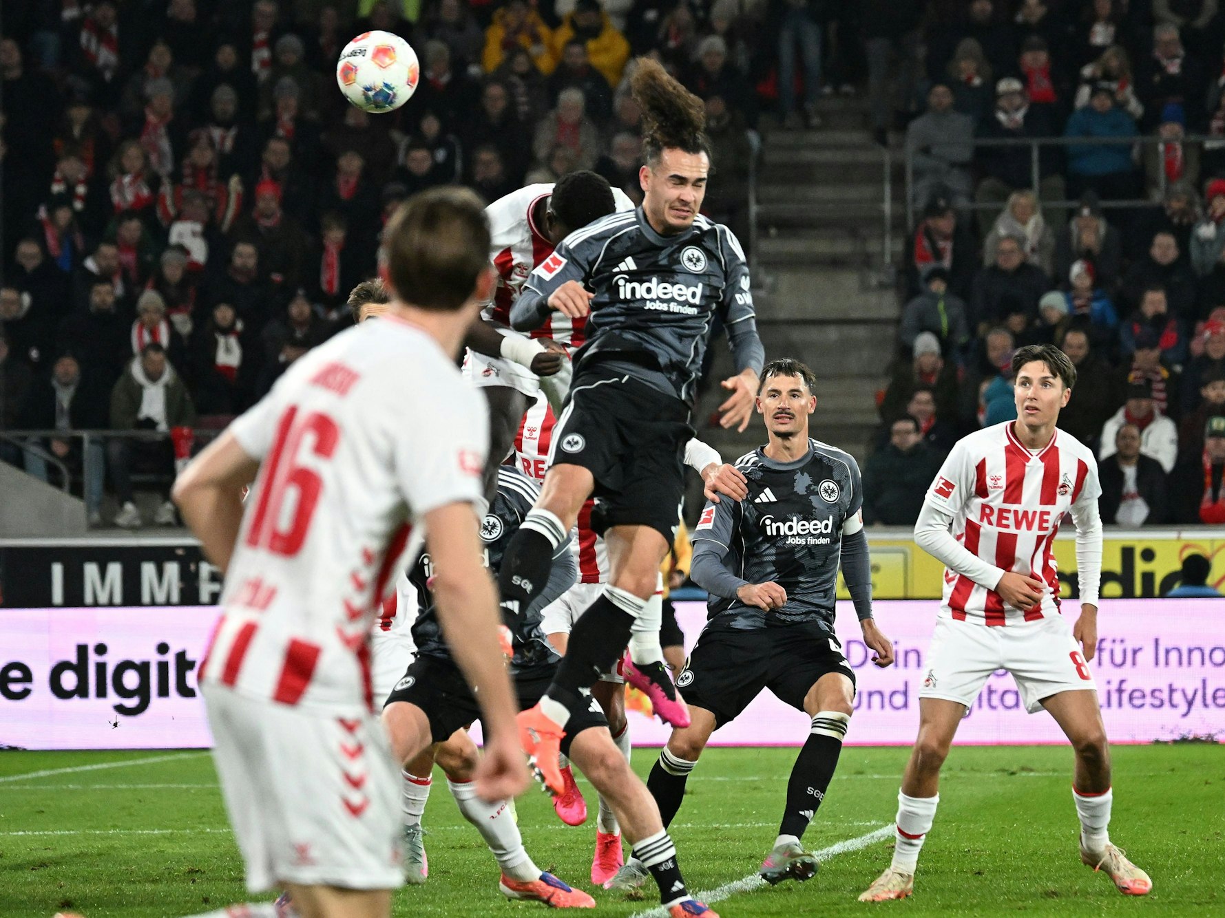 Arthur Theate gewinnt das Kopfball-Duell mit Ragnar Ache.