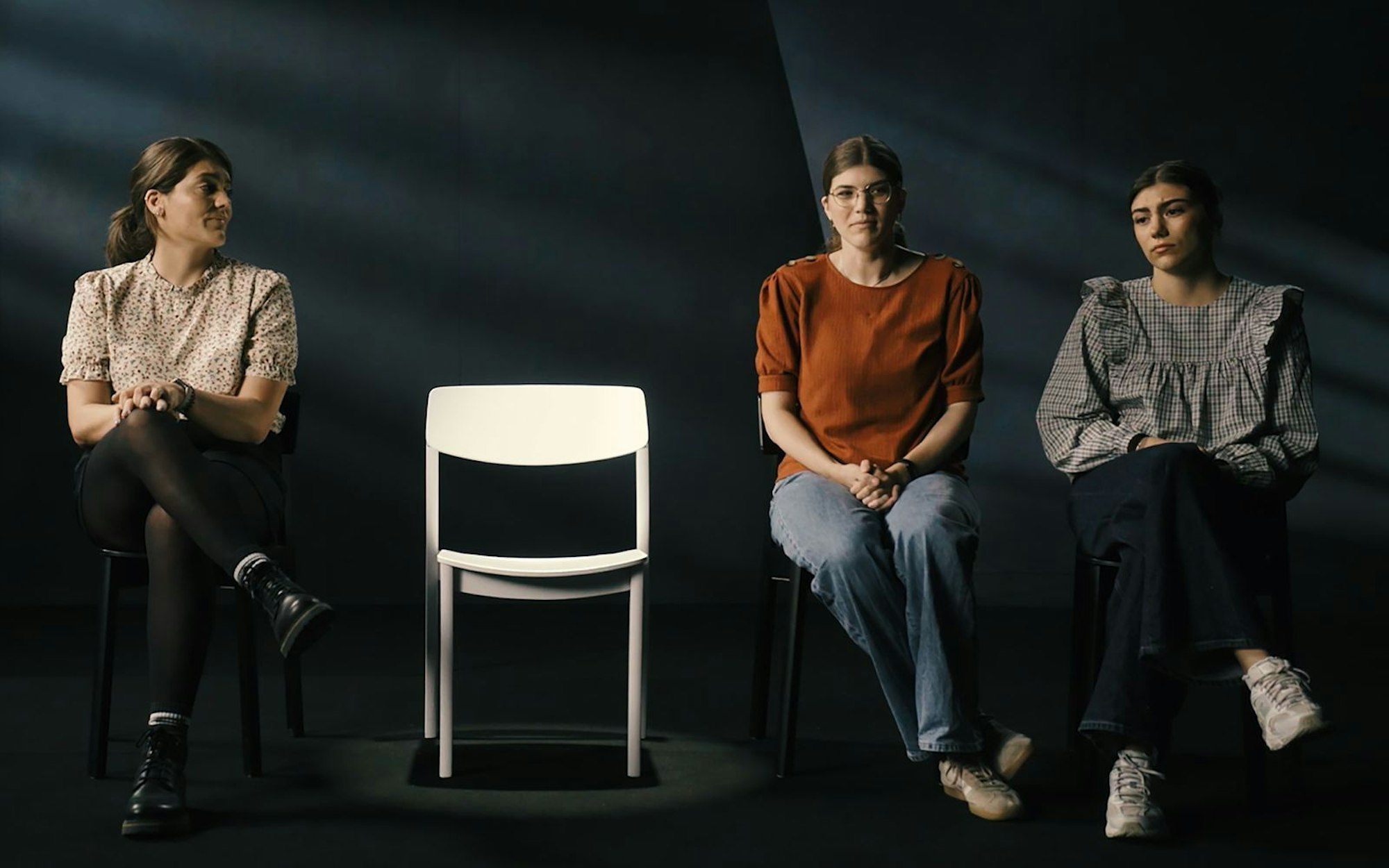 Die Schwestern (von links) Bahar, Sedef und Asya trauern um ihre getötete Mutter Claudia. (Bild: ZDF / Sebastian Klatt)