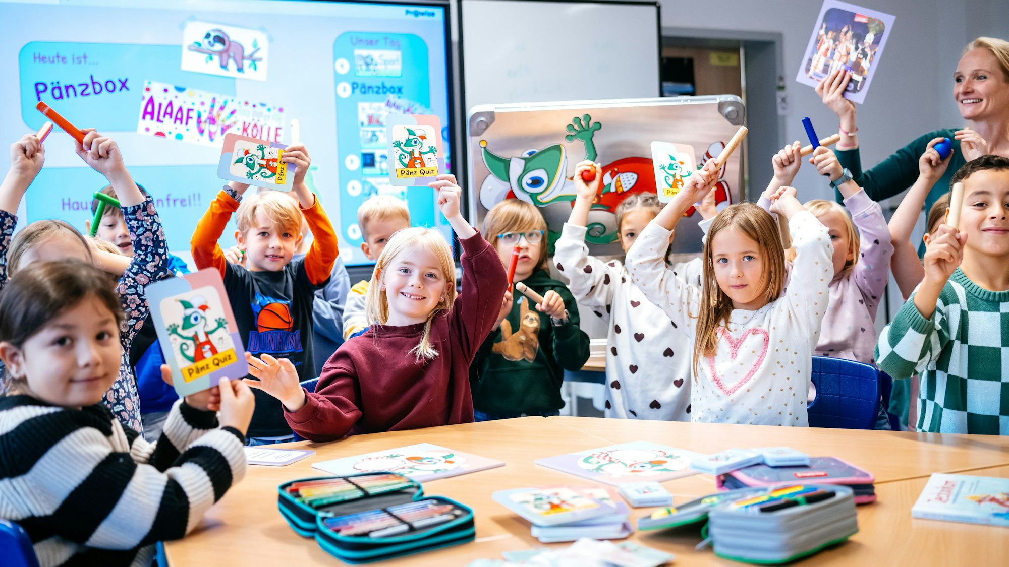 Kinder spielen mit den Bestandteilen der Pänzbox.