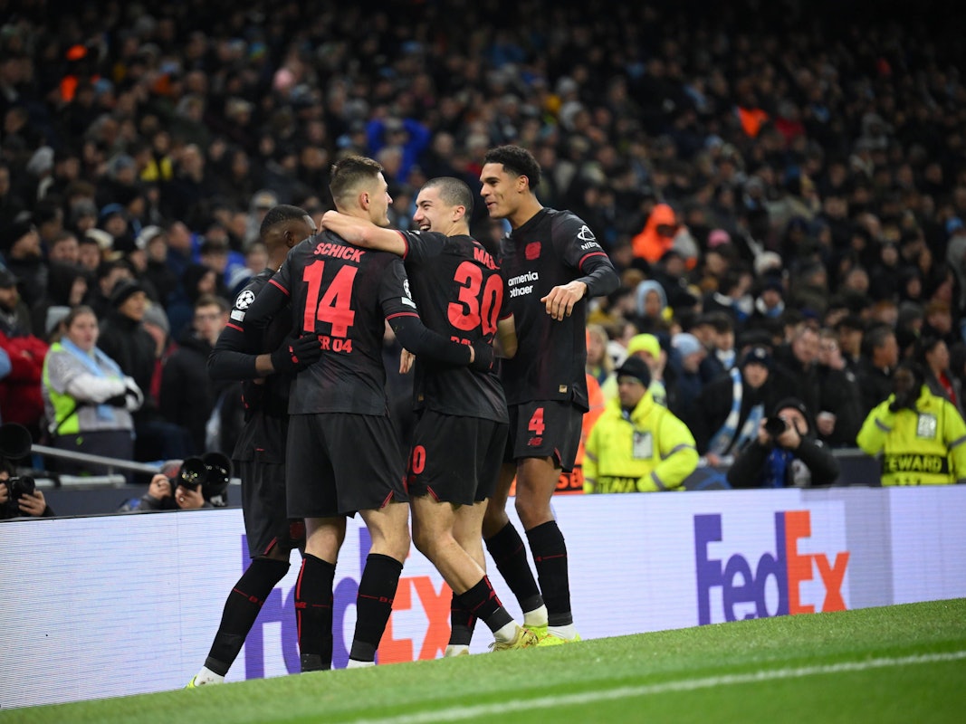 Die Spieler von Bayer Leverkusen beim Torjubel.