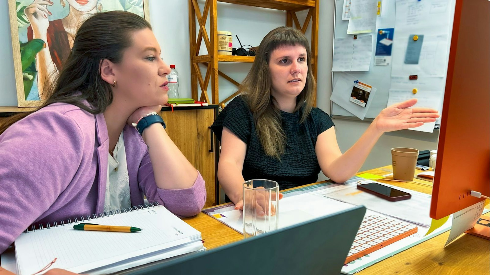 Die „Land-Grazien“, das sind Peters (rechts), vier Mitarbeiterinnen und einige ehrenamtliche Helferinnen. Gemeinsam sind sie rund um die Uhr für Betroffene da. (Bild: ZDF/Tom Fritzsche)