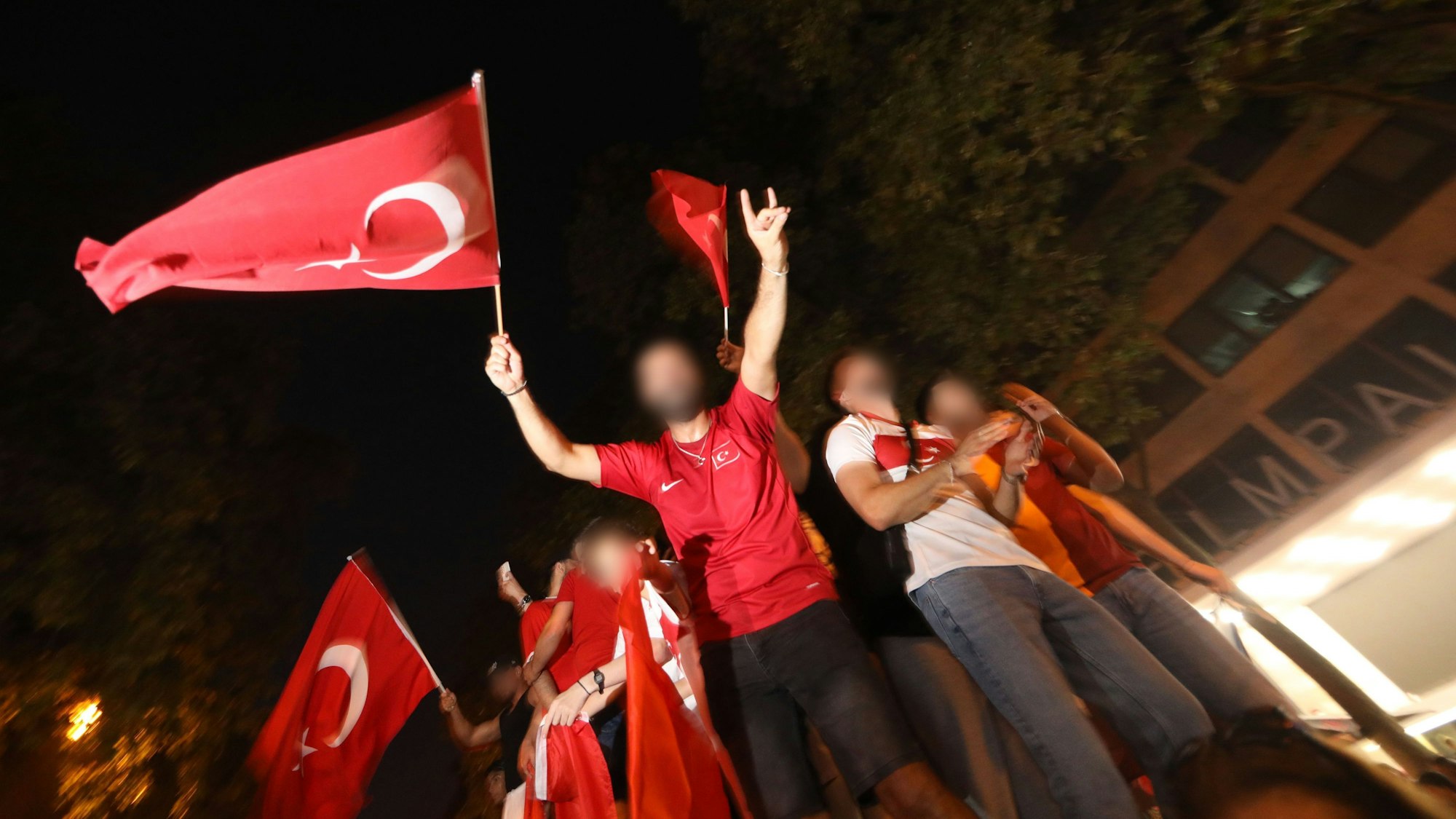 Fans der türkischen Nationalmannschaft feiern auf den Ringen mit dem umstrittenen „Wolfsgruß“.