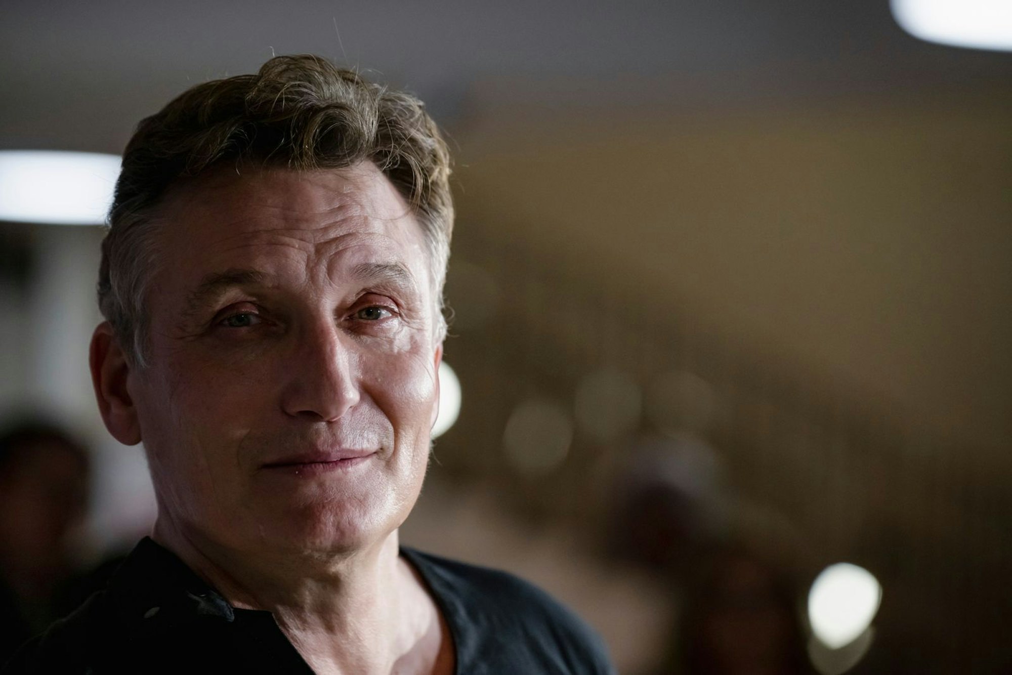 Oliver Masucci spielt die Hauptrolle in der Thrillerserie „Herrhausen - Der Herr des Geldes“. Trotz vieler Vorschusslorbeeren verpasste die Produktion eine Auszeichnung bei den Emmys. (Bild: 2025 Getty Images/Sascha Schuermann)