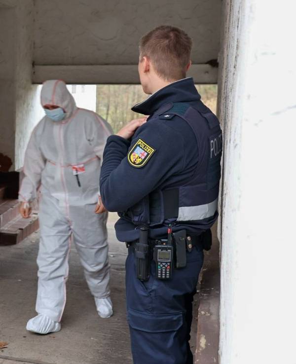 Die Spurensicherung der Polizei ist im Einsatz. Im Saarland ist ein Gerichtsvollzieher getötet worden.