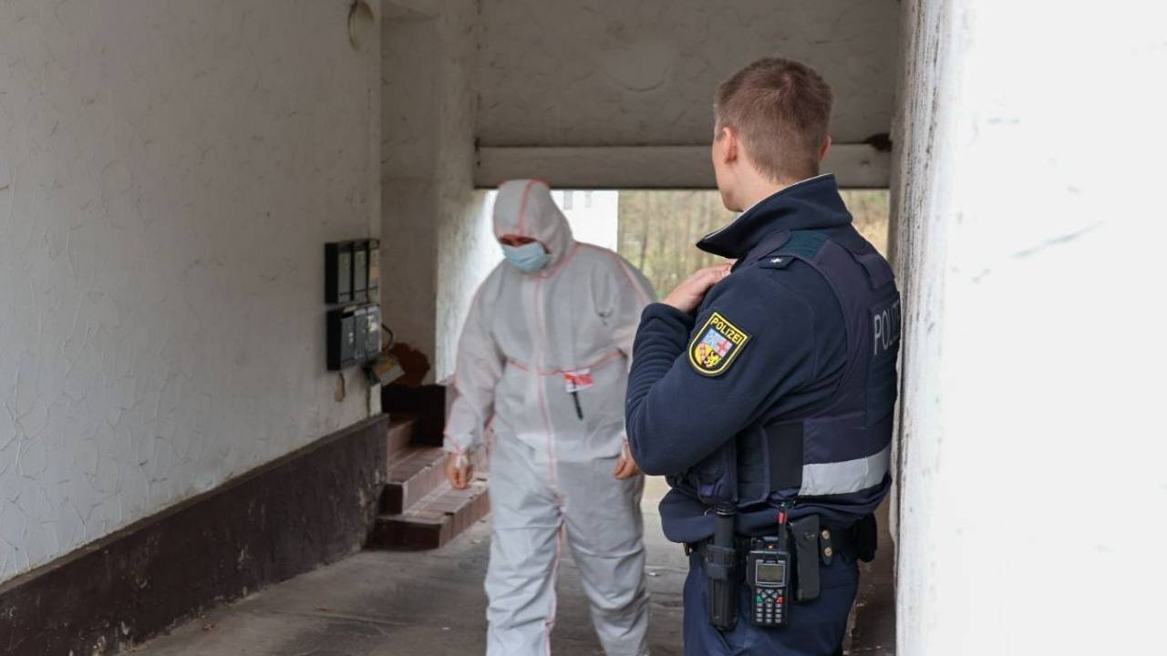 Die Spurensicherung der Polizei ist im Einsatz. Im Saarland ist ein Gerichtsvollzieher getötet worden.