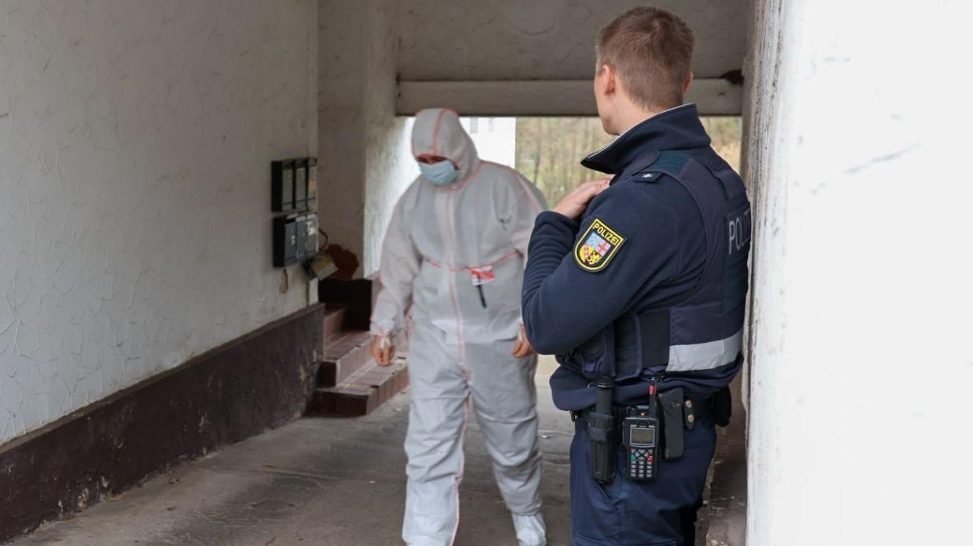 Die Spurensicherung der Polizei ist im Einsatz. Im Saarland ist ein Gerichtsvollzieher getötet worden.