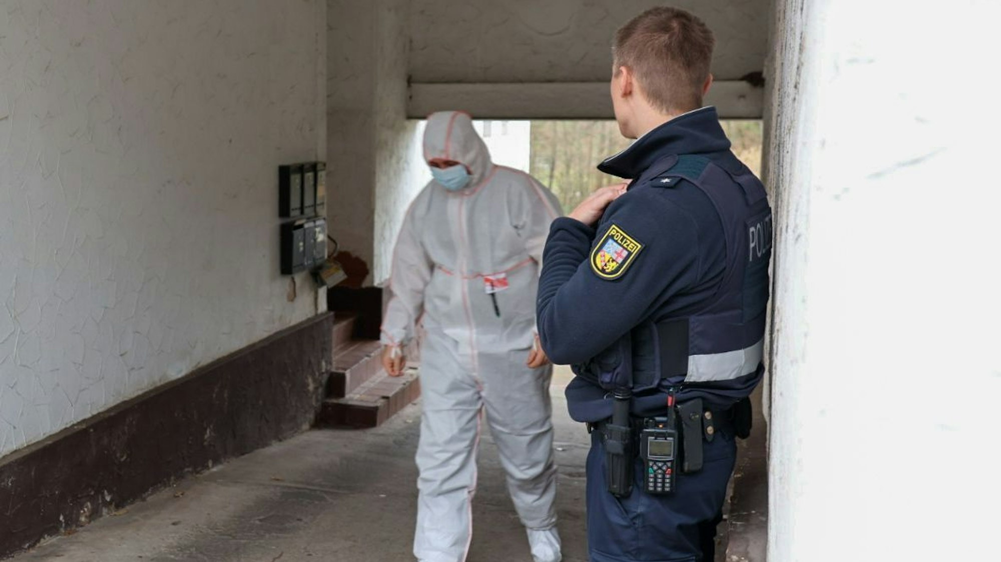 Die Spurensicherung der Polizei ist im Einsatz. Im Saarland ist ein Gerichtsvollzieher getötet worden.