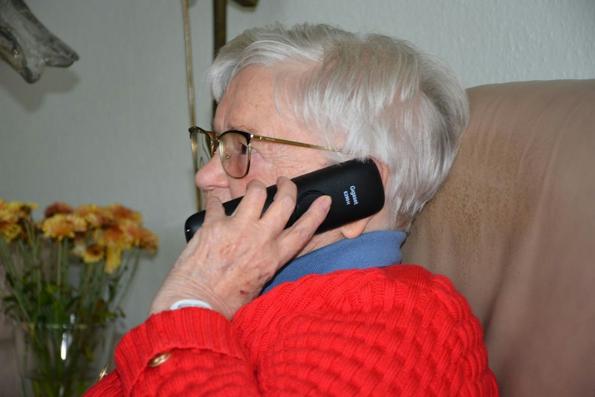 Betrugsmasche: Falsche Polizeibeamte am Telefon.