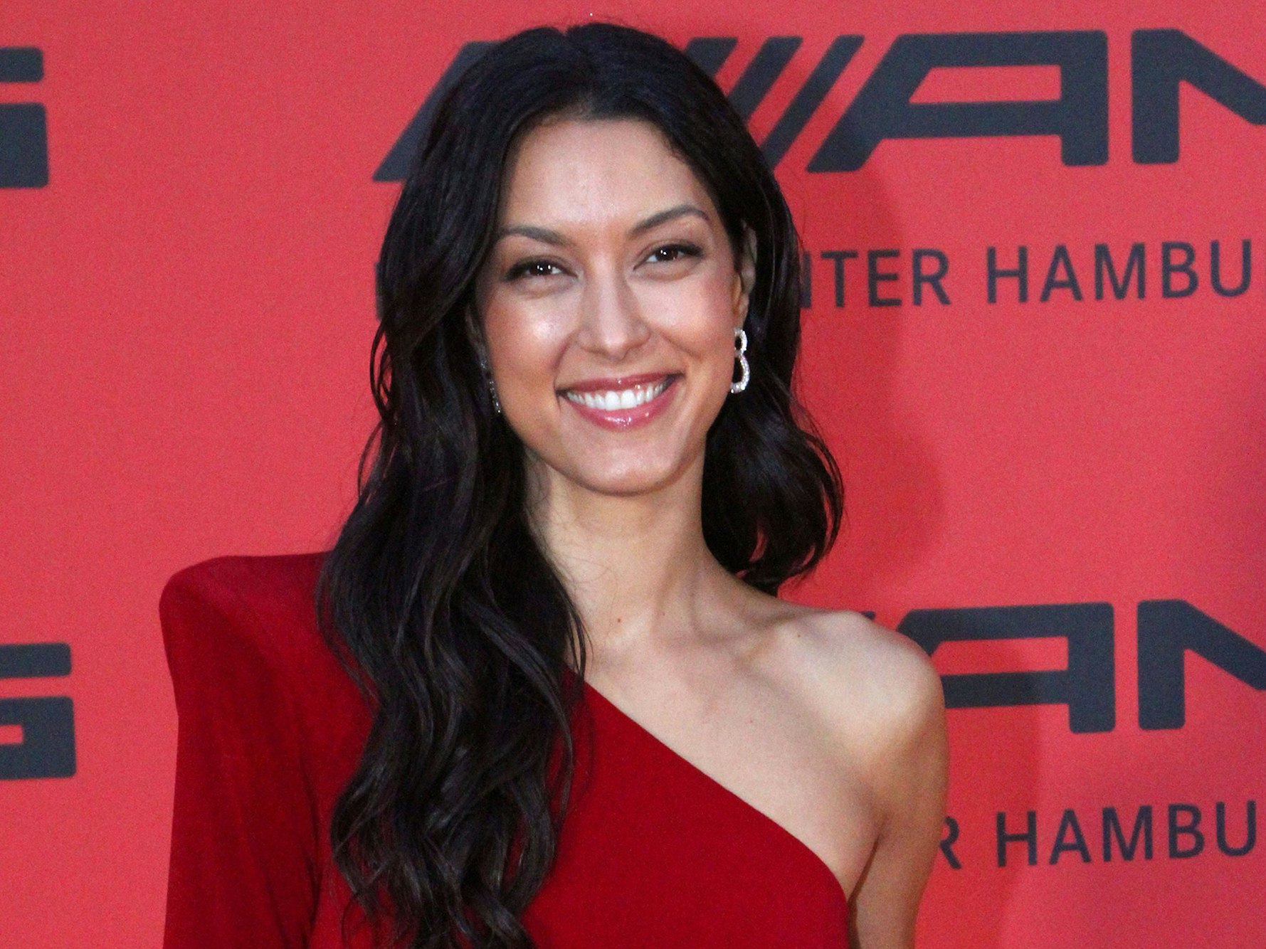 Rebecca Mir (hier im September) wagt eine Typveränderung. Für ein Shooting trägt sie eine rote Bob-Perücke.