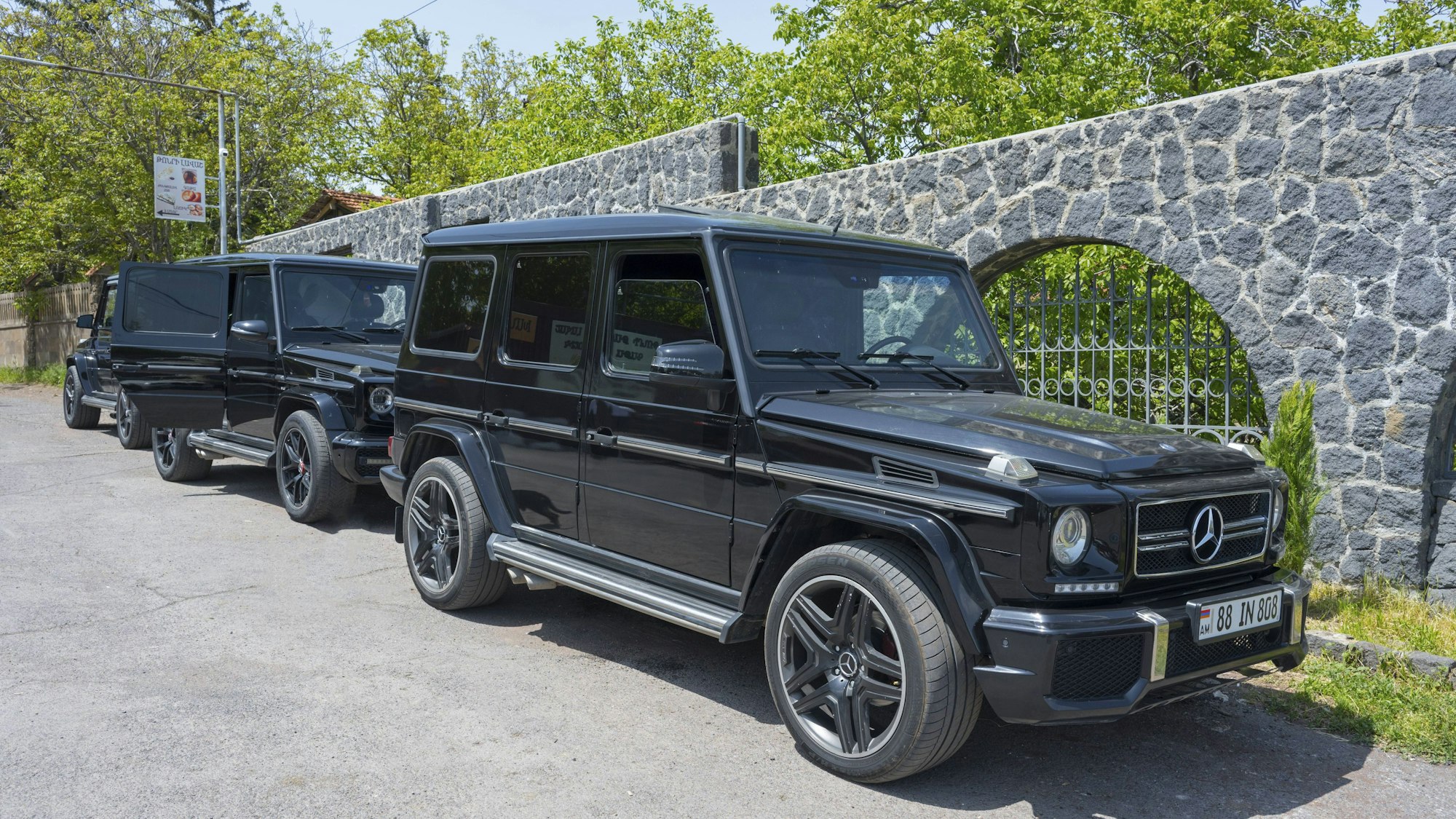 Ein schwarzer Mercedes AMG G 63 verschwand in Bergisch Gladbach – und der Besitzer merkte es nicht einmal. Das Symbolfoto zeigt zwei G 63 in Armenien.