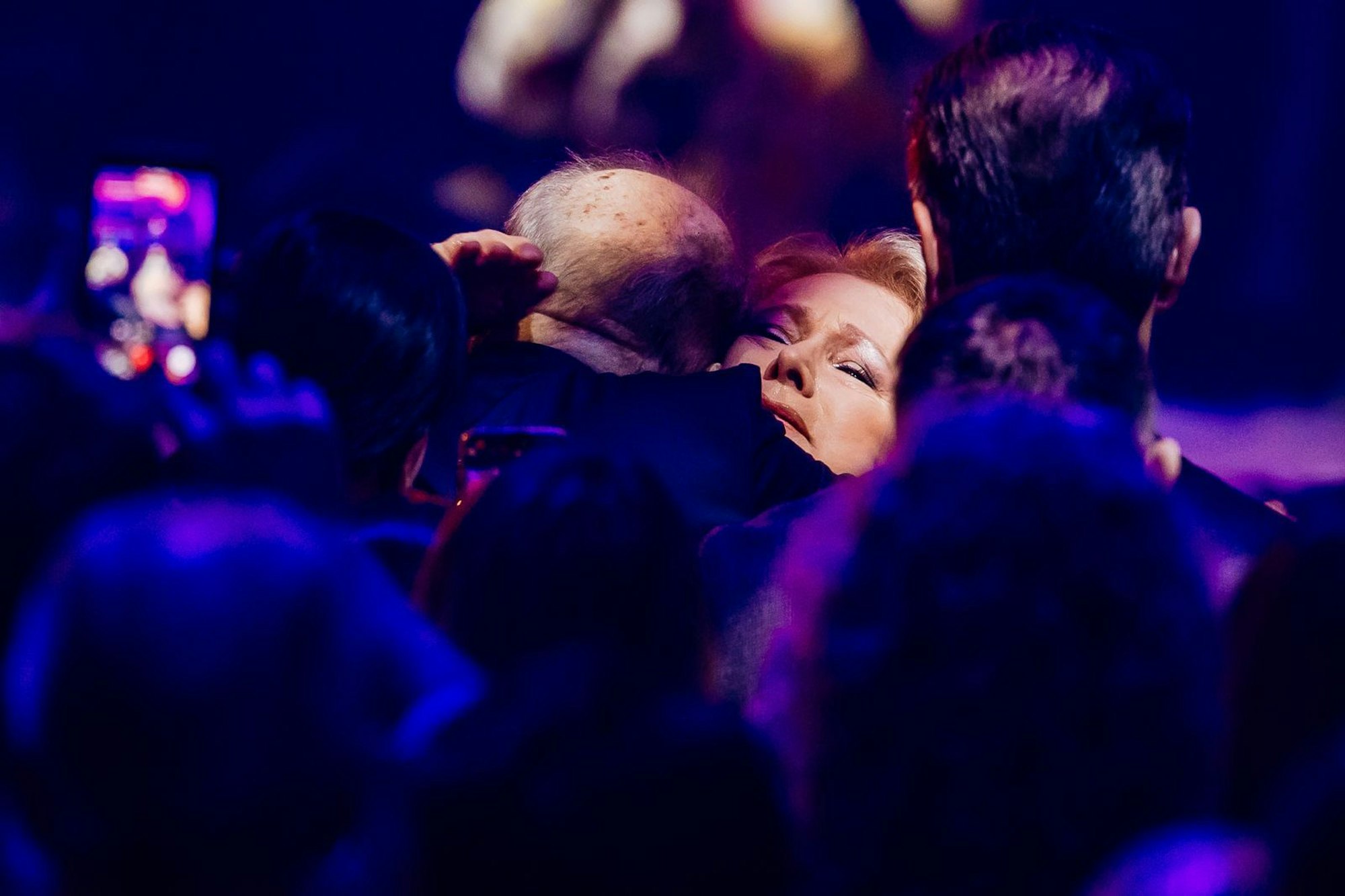 Große Gefühle: Nicole schließt Ralph Siegel in die Arme. (Bild: Getty Images / Thomas Niedermueller)