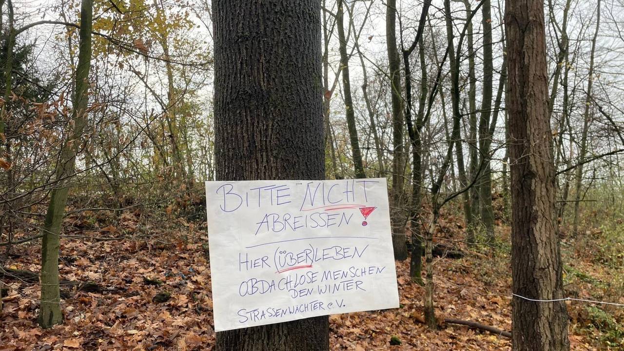 An einem Baum ist ein Schild genagelt, auf dem steht: Bitte nicht abreißen.