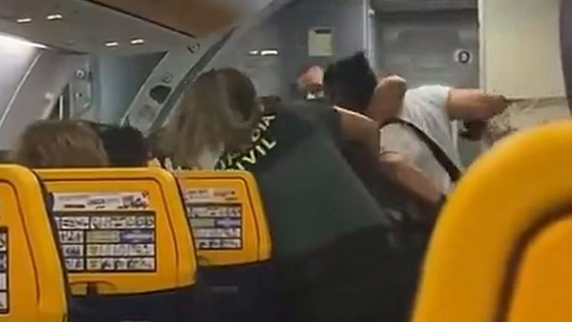 Polizeieinsatz in einem Ryanair-Flieger.