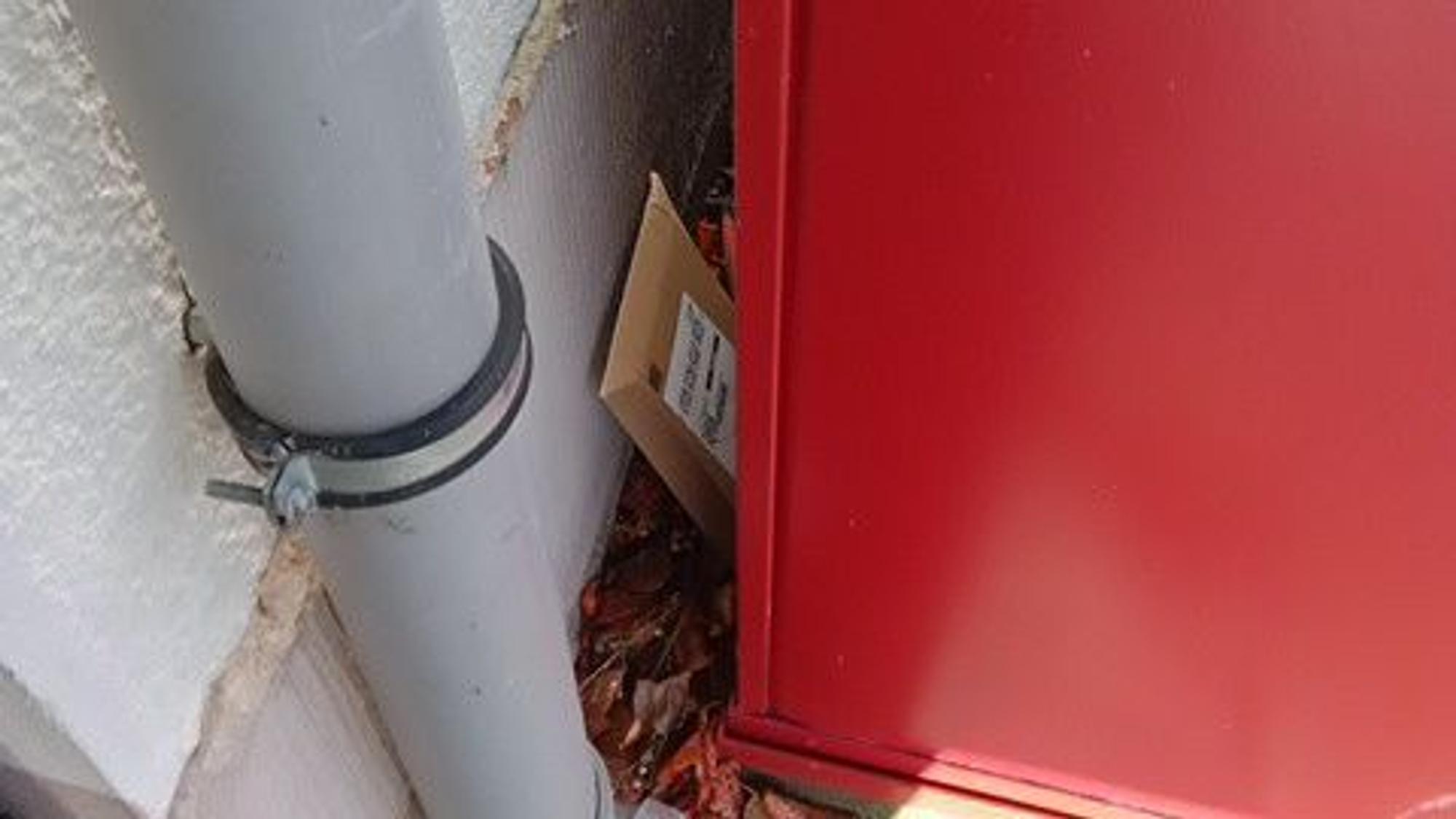 Das Paket wurde hinter einem Müll-Container abgelegt. Nach der Auslieferung wurde der Ablageort von einem Amazon-Mitarbeiter oder einer -Mitarbeiterin mit einem Foto dokumentiert.