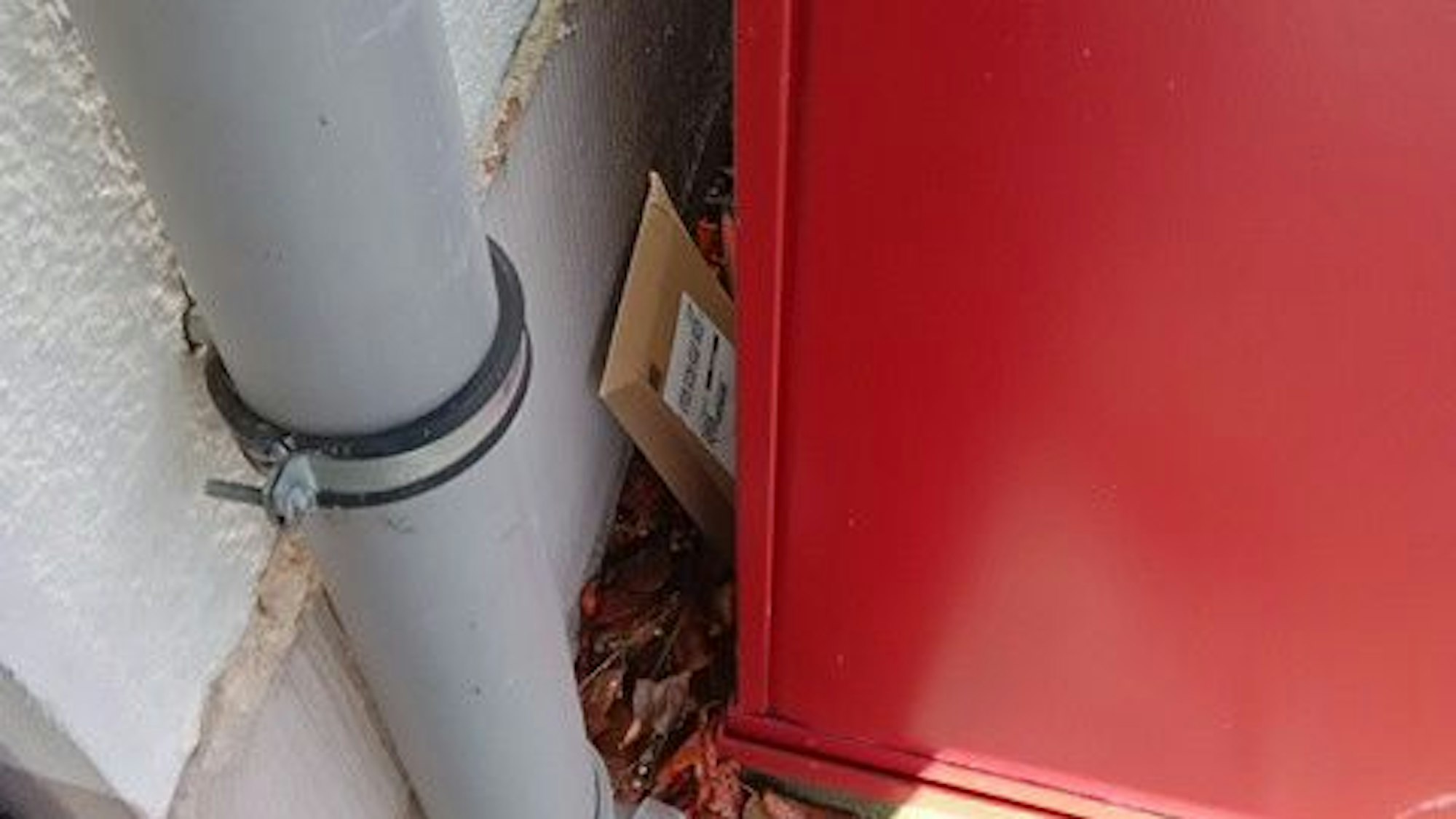 Das Paket wurde hinter einem Müll-Container abgelegt. Nach der Auslieferung wurde der Ablageort von einem Amazon-Mitarbeiter oder einer -Mitarbeiterin mit einem Foto dokumentiert.