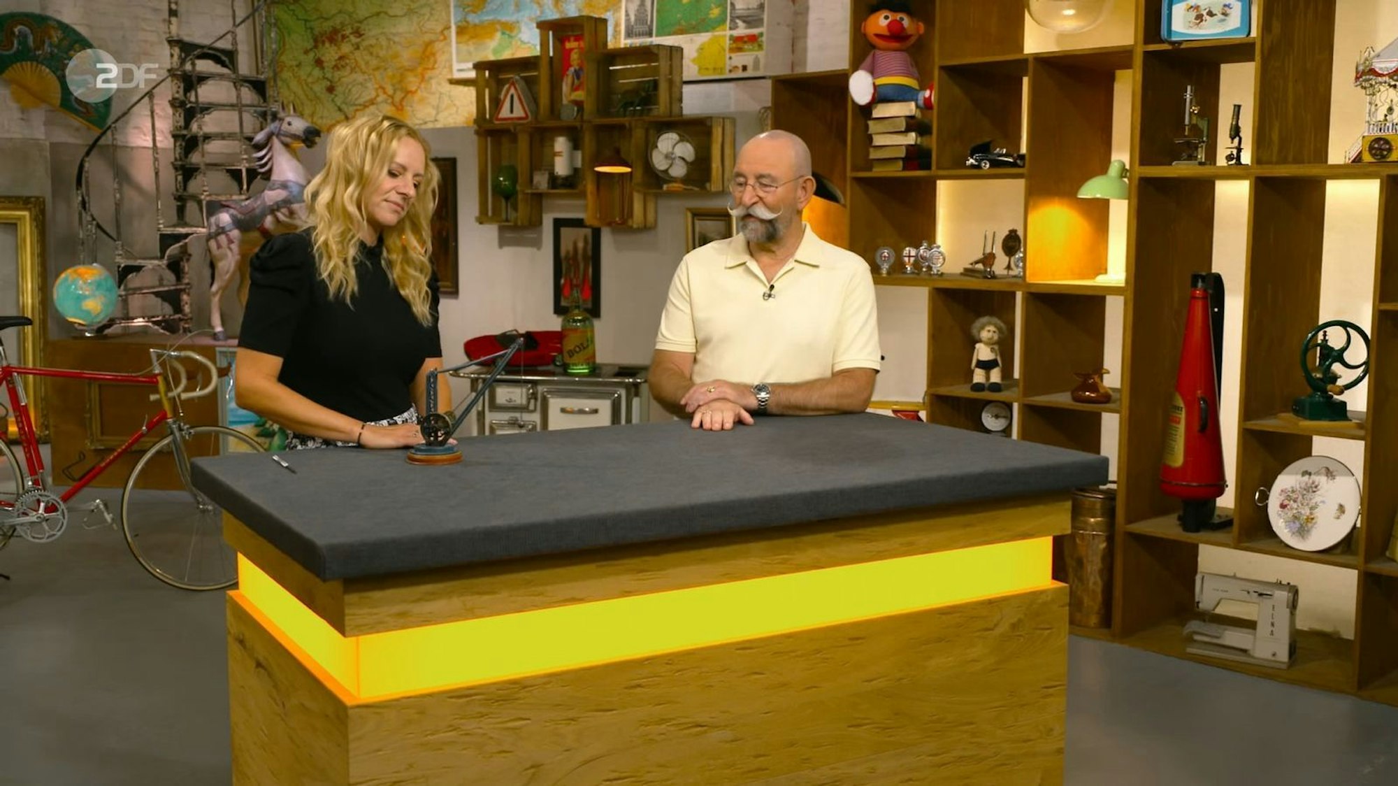 Was da zunächst unscheinbar auf dem Studiotisch lag, entpuppte sich in der Dienstagsfolge von „Bares für Rares“ als echtes Highlight für die Expertin. (Bild: ZDF)