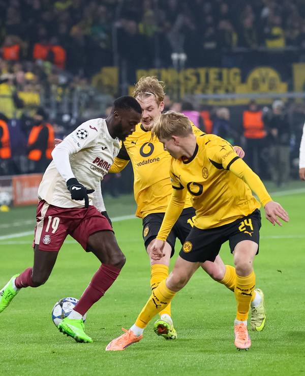 Dribbling von Nicolas Pepe gegen Borussia Dortmund.