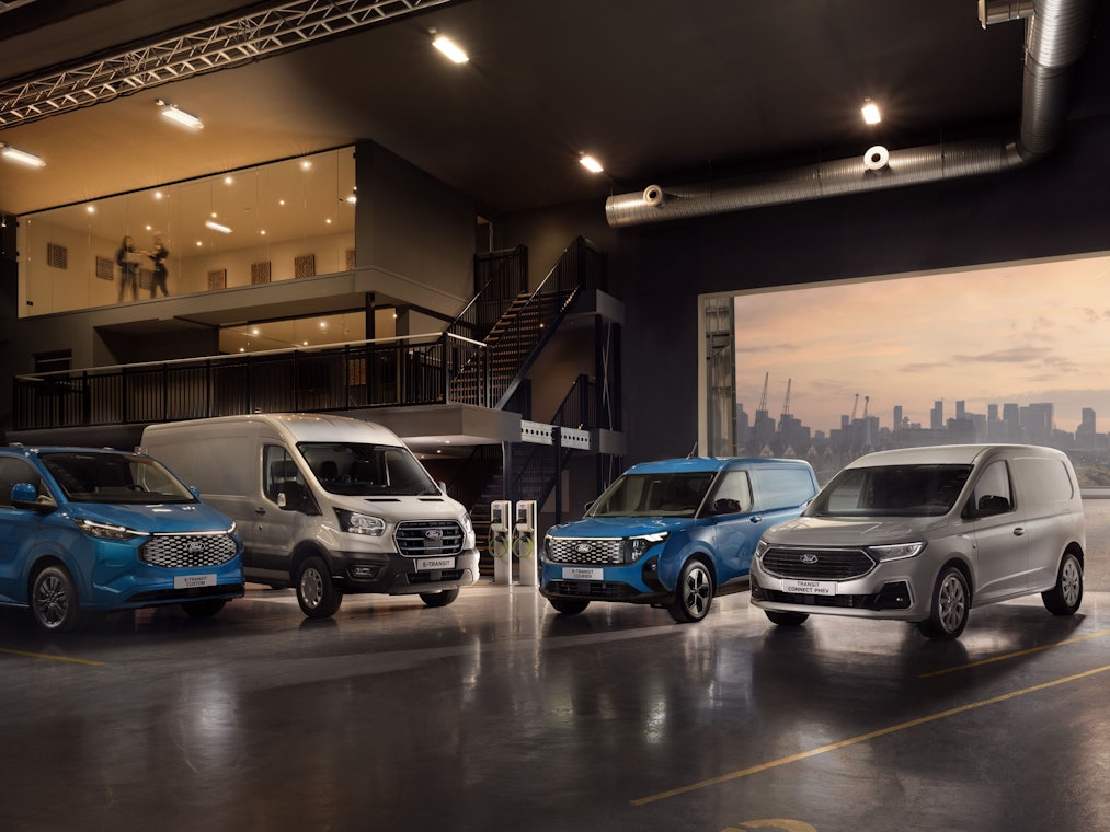 Das Bild zeigt vier Modelle der elektrifizierten Transit-Familie von Ford.