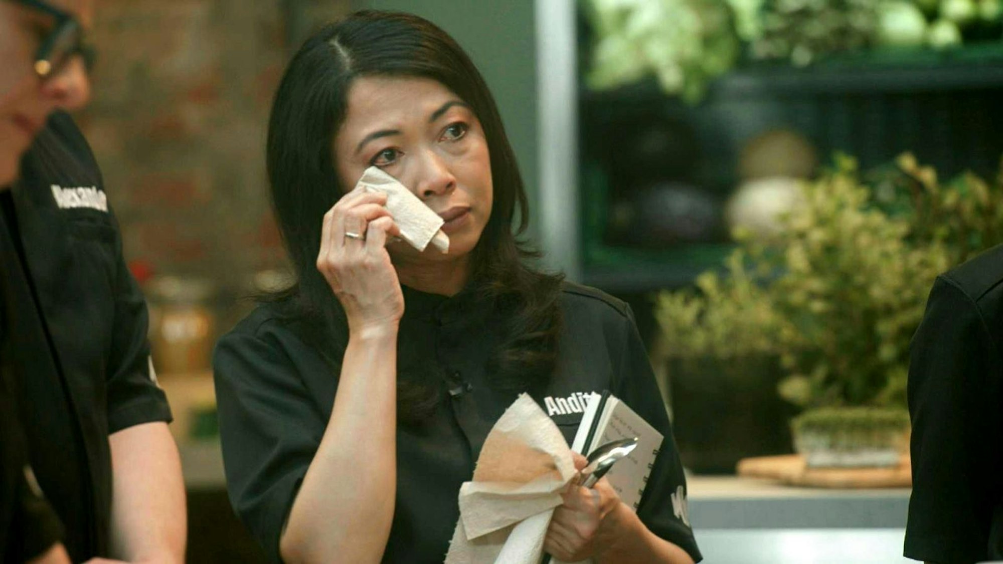 „Mälzers Meisterklasse“-Kandidatin Andita fühlt sich eingeschüchert und vergießt Tränen. (Bild: RTL)