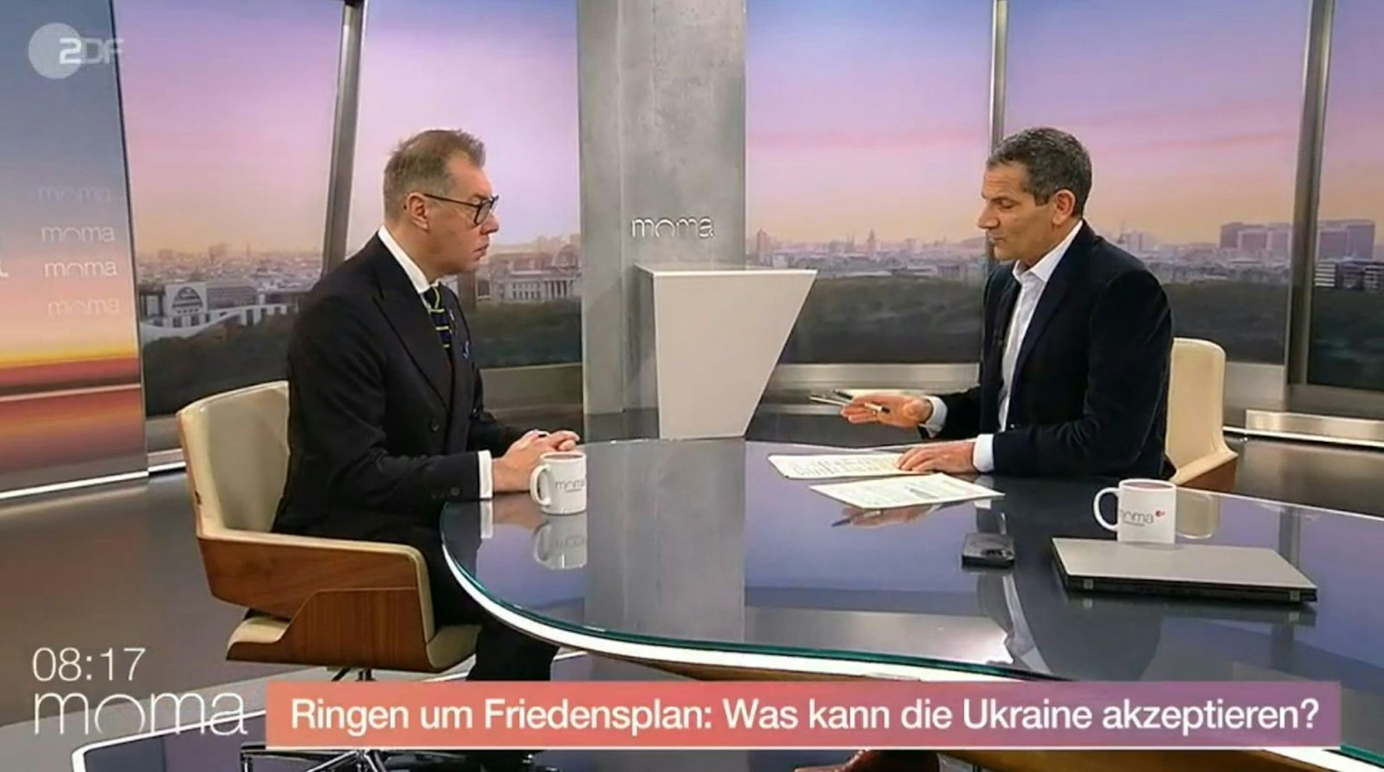 Mitri Sirin (rechts) empfing am Dienstagmorgen den ukrainischen Botschafter Oleksii Makeiev zum Gespräch. (Bild: ZDF)