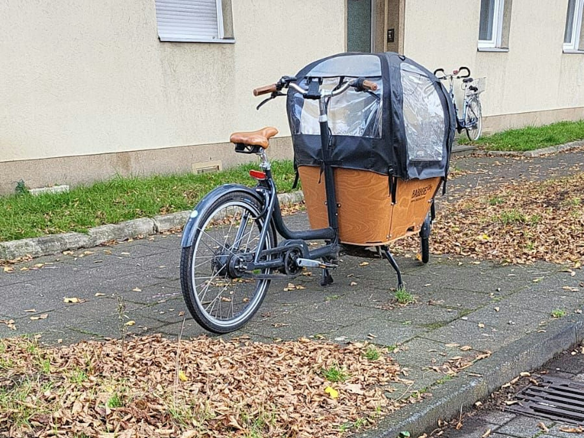 Ein Lastenrad parkt auf dem Gehweg.