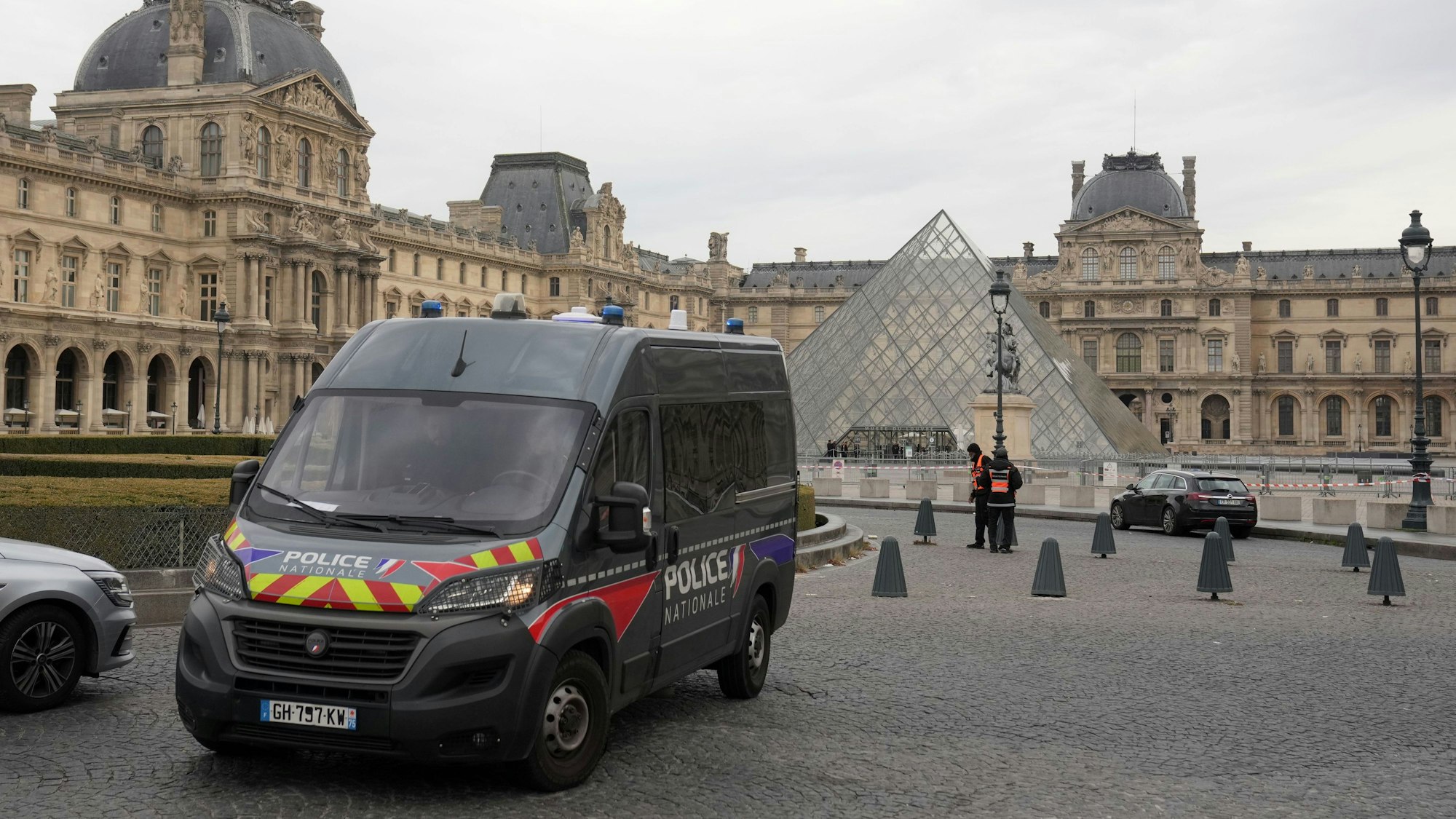 Ein Polizeiauto patrouilliert im Hof des nach einem Raubüberfall geschlossenen Louvre-Museums.