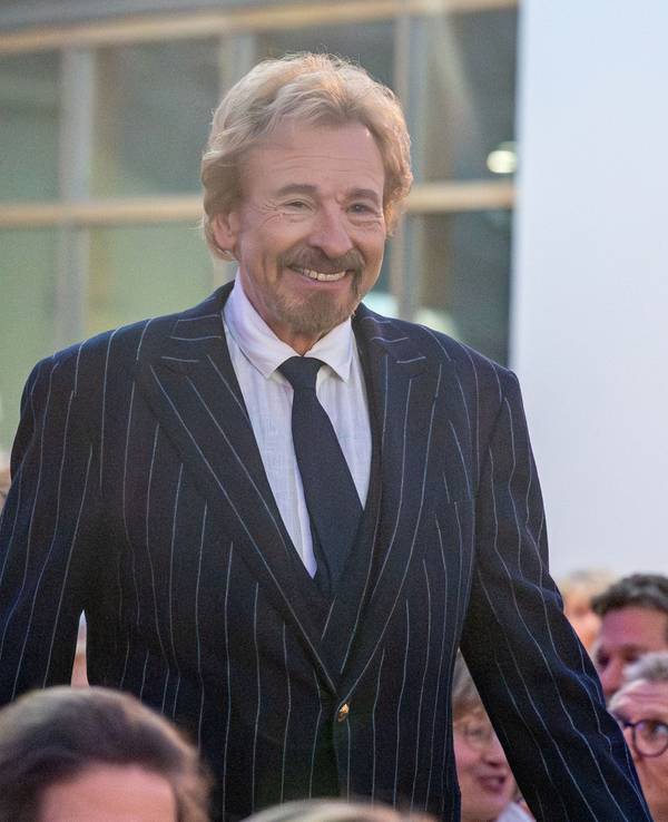 23.11.2025, Bayern, Passau: Thomas Gottschalk, Showmaster, kommt zur Verleihung des «Menschen in Europa»-Awards. Der Preis wird von der Passauer Neuen Presse vergeben. Foto: Armin Weigel/dpa +++ dpa-Bildfunk +++