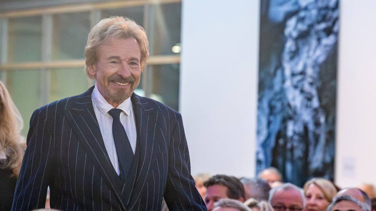 23.11.2025, Bayern, Passau: Thomas Gottschalk, Showmaster, kommt zur Verleihung des «Menschen in Europa»-Awards. Der Preis wird von der Passauer Neuen Presse vergeben. Foto: Armin Weigel/dpa +++ dpa-Bildfunk +++