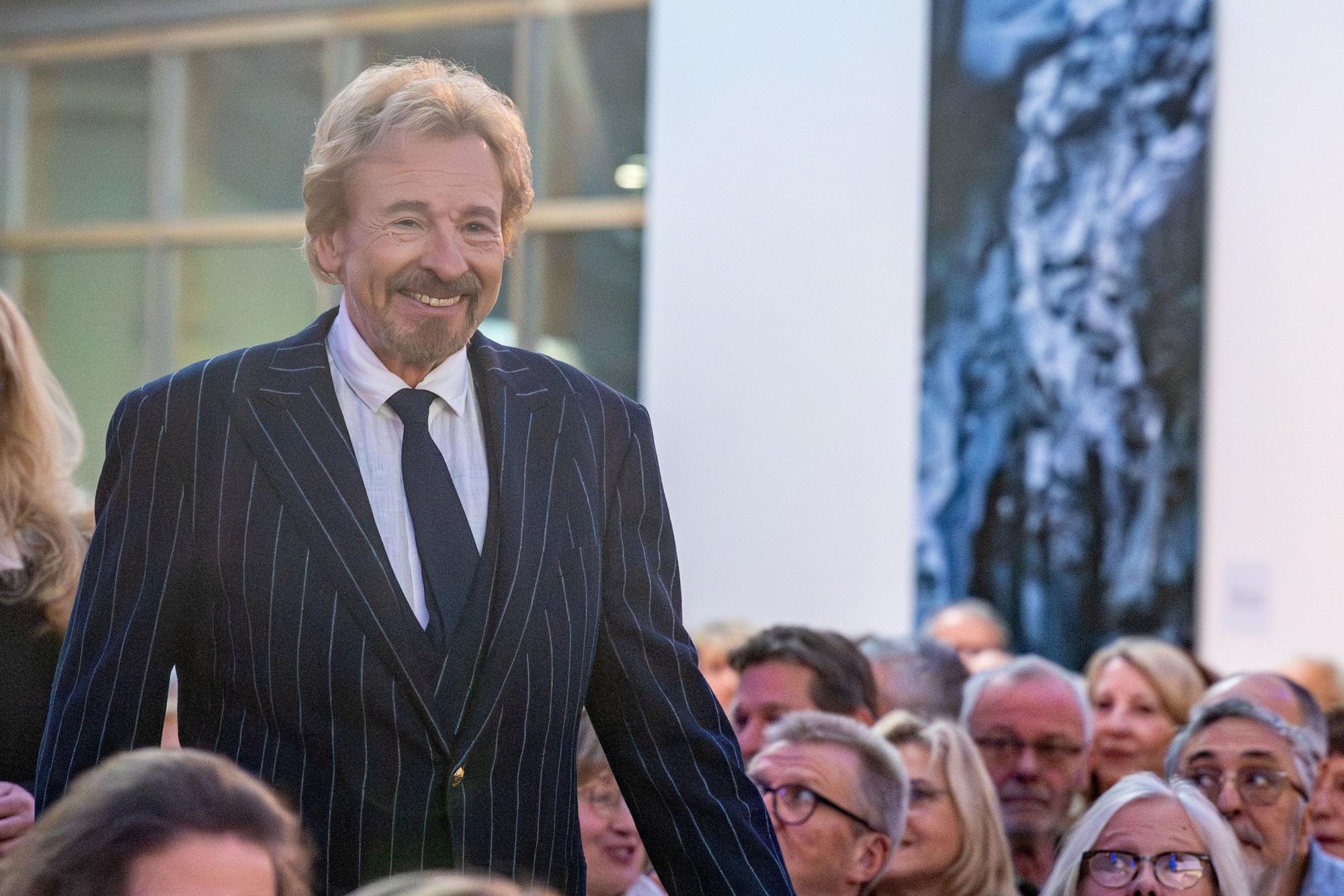 23.11.2025, Bayern, Passau: Thomas Gottschalk, Showmaster, kommt zur Verleihung des «Menschen in Europa»-Awards. Der Preis wird von der Passauer Neuen Presse vergeben. Foto: Armin Weigel/dpa +++ dpa-Bildfunk +++