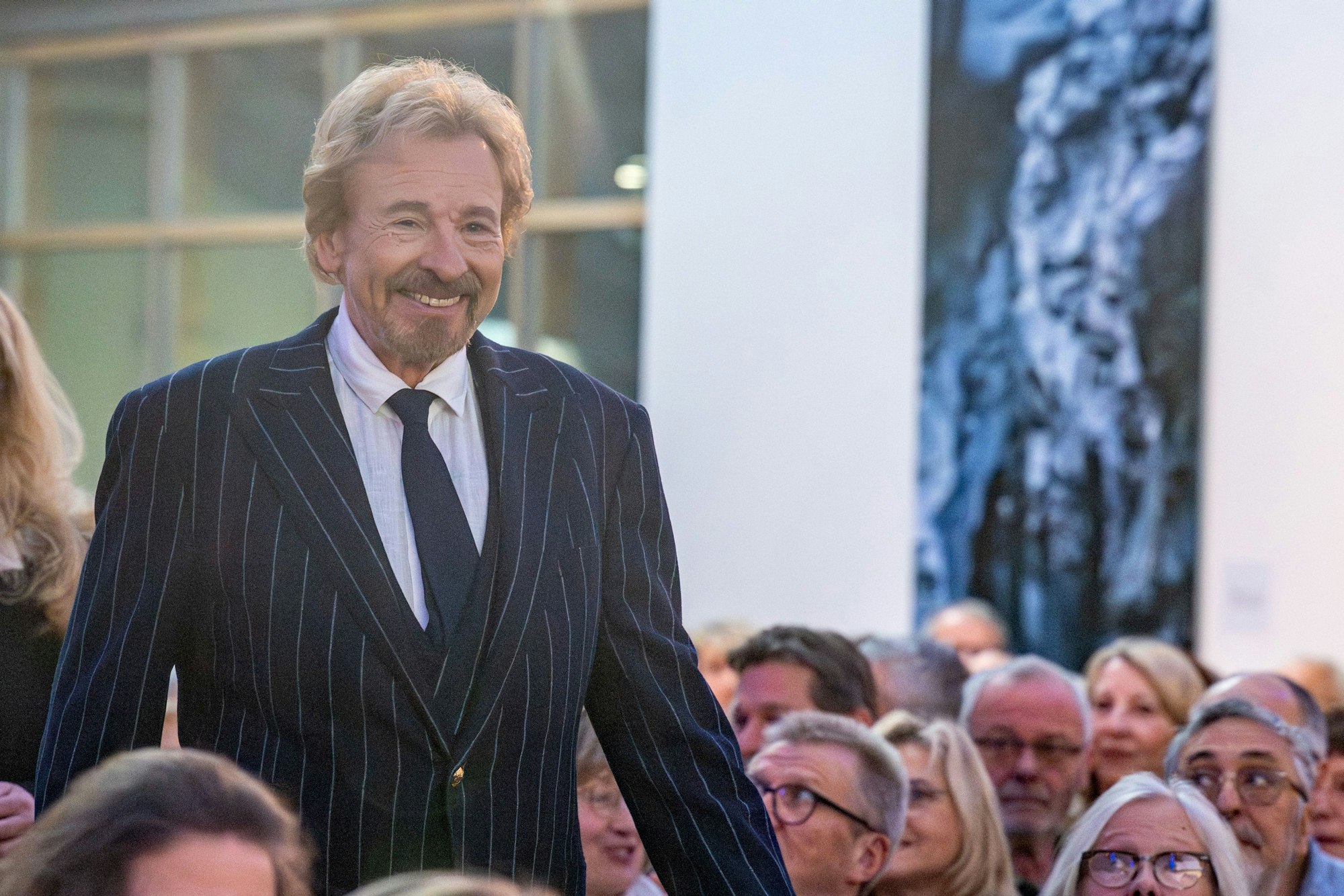 23.11.2025, Bayern, Passau: Thomas Gottschalk, Showmaster, kommt zur Verleihung des «Menschen in Europa»-Awards. Der Preis wird von der Passauer Neuen Presse vergeben. Foto: Armin Weigel/dpa +++ dpa-Bildfunk +++