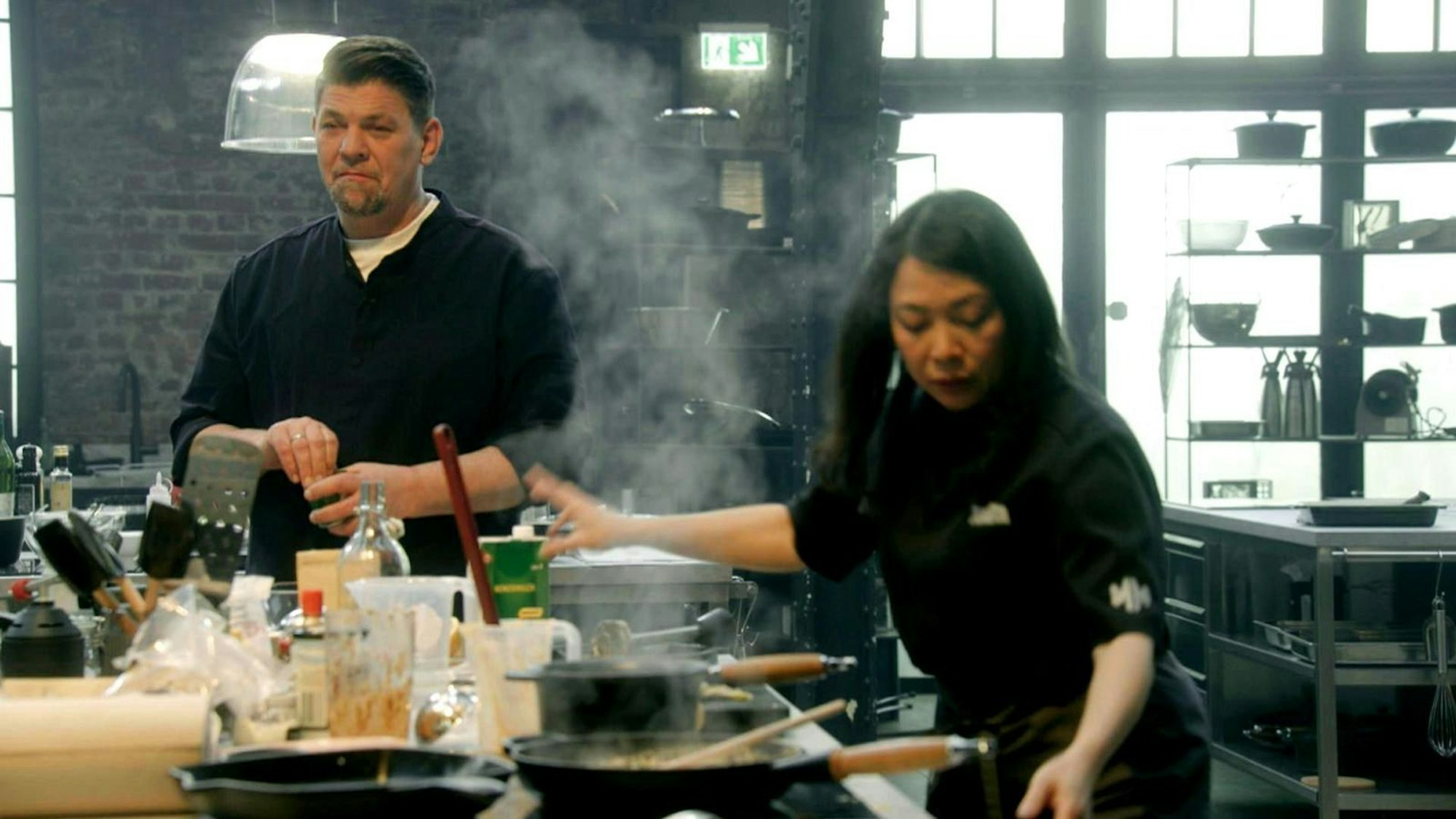 Tim Mälzer ist mit der Leistung von Kandidatin Andita unzufrieden. (Bild: RTL)
